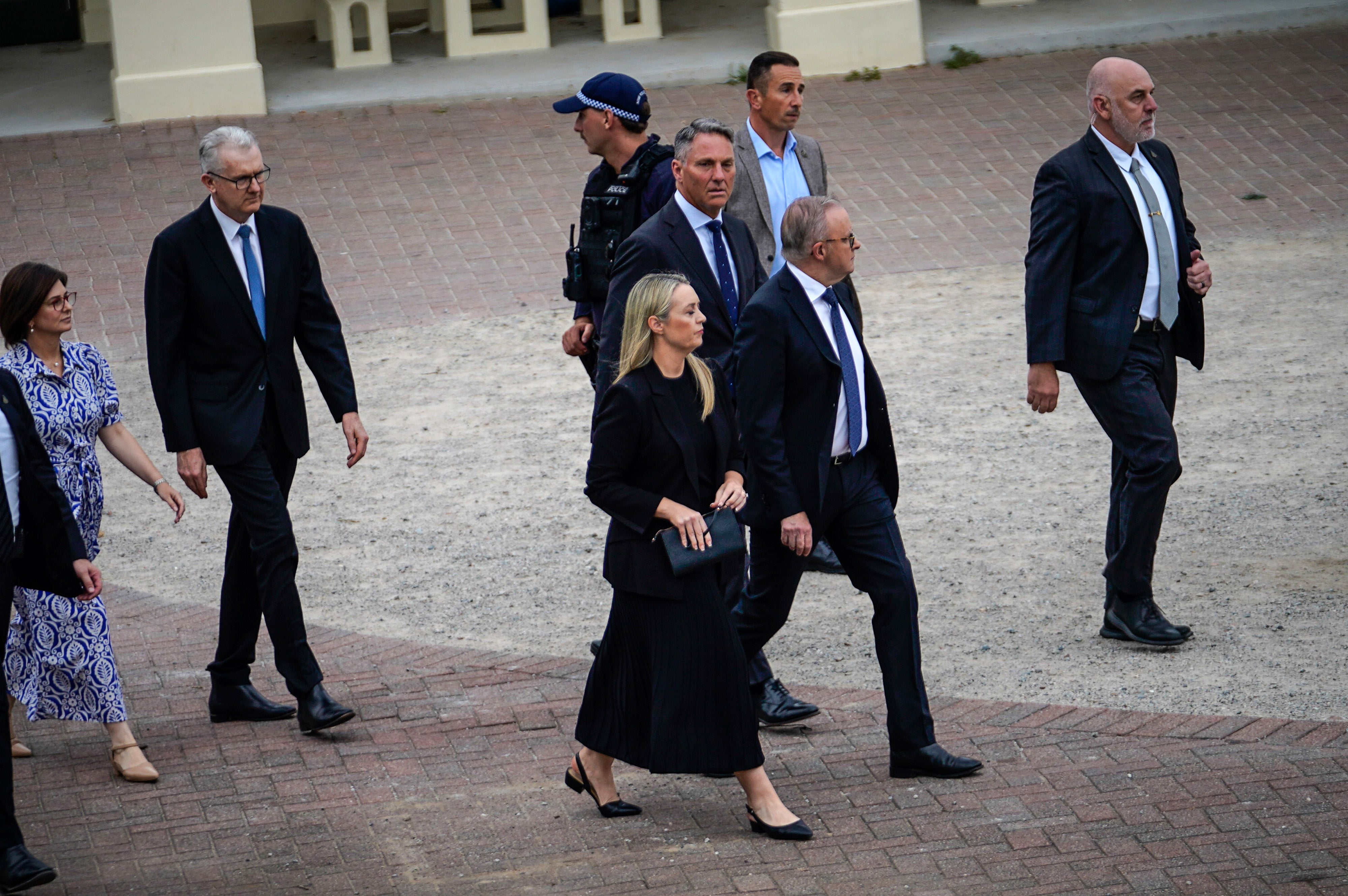 O primeiro-ministro australiano Anthony Albanese (2º à direita), sua esposa Jodie Haydon (C abaixo) e o vice-primeiro-ministro Richard Marles chegam para um memorial às vítimas do tiroteio em massa em Bondi Beach na semana passada