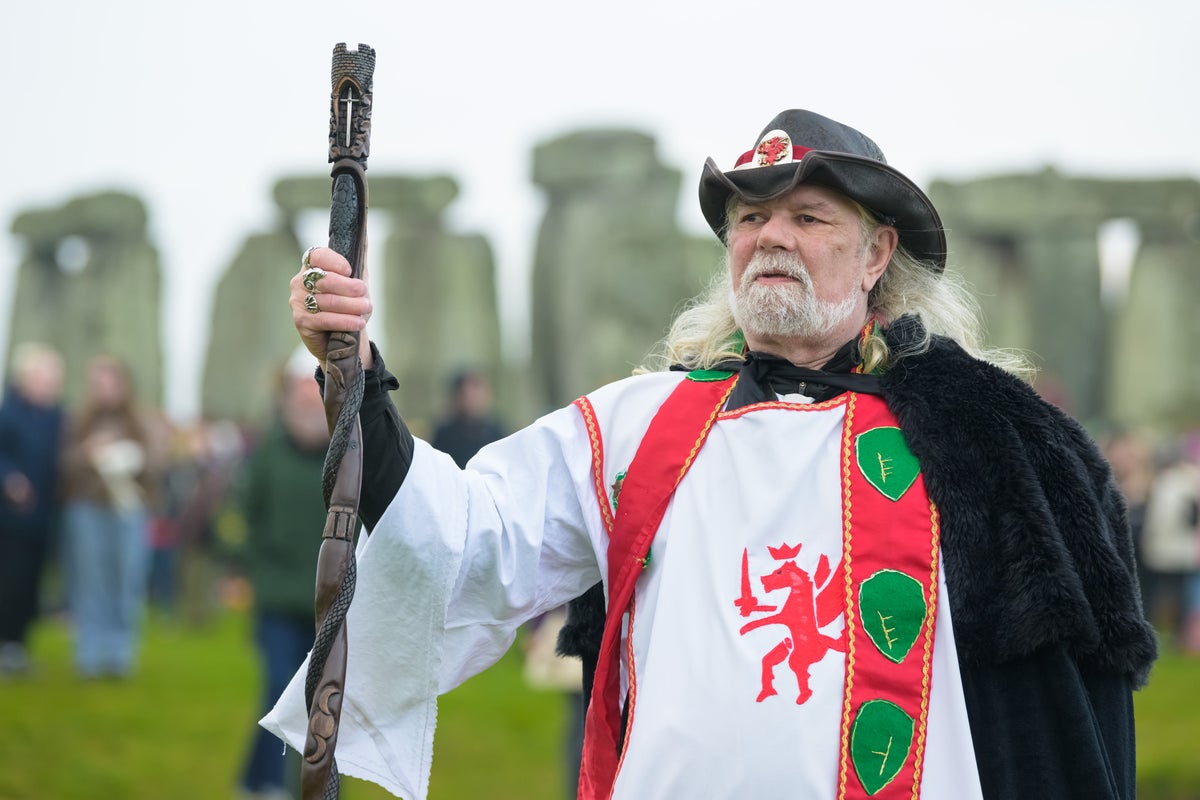Thousands cheer as the sun rises on winter solstice at Stonehenge