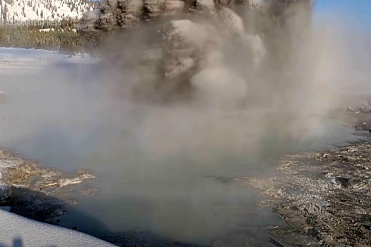 Muddy eruption at Yellowstone's Black Diamond Pool captured on video
