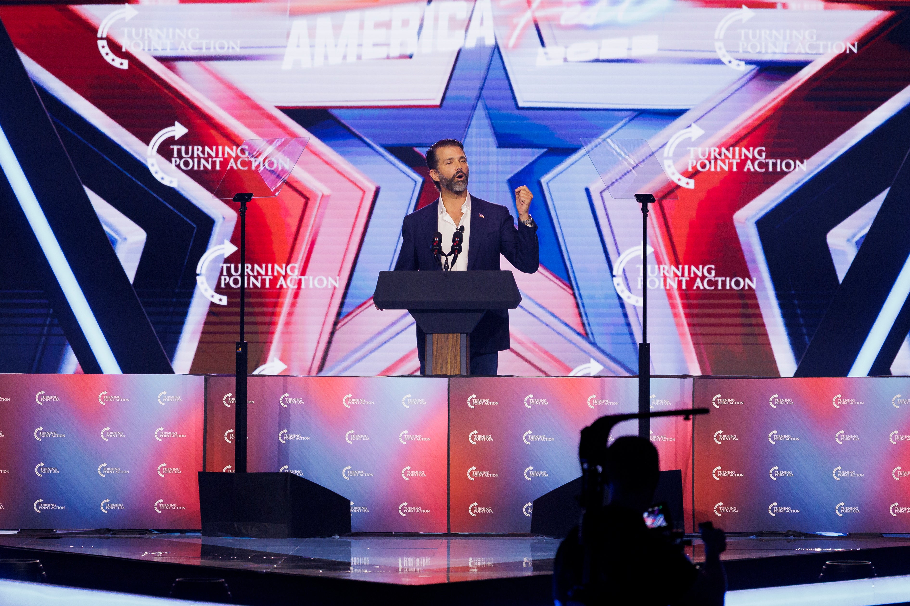 Donald Trump Jr. colocou seu pai no viva-voz durante uma conferência Turning Point USA no domingo. Ao telefone, Presidente não se saiu bem em discurso no evento 