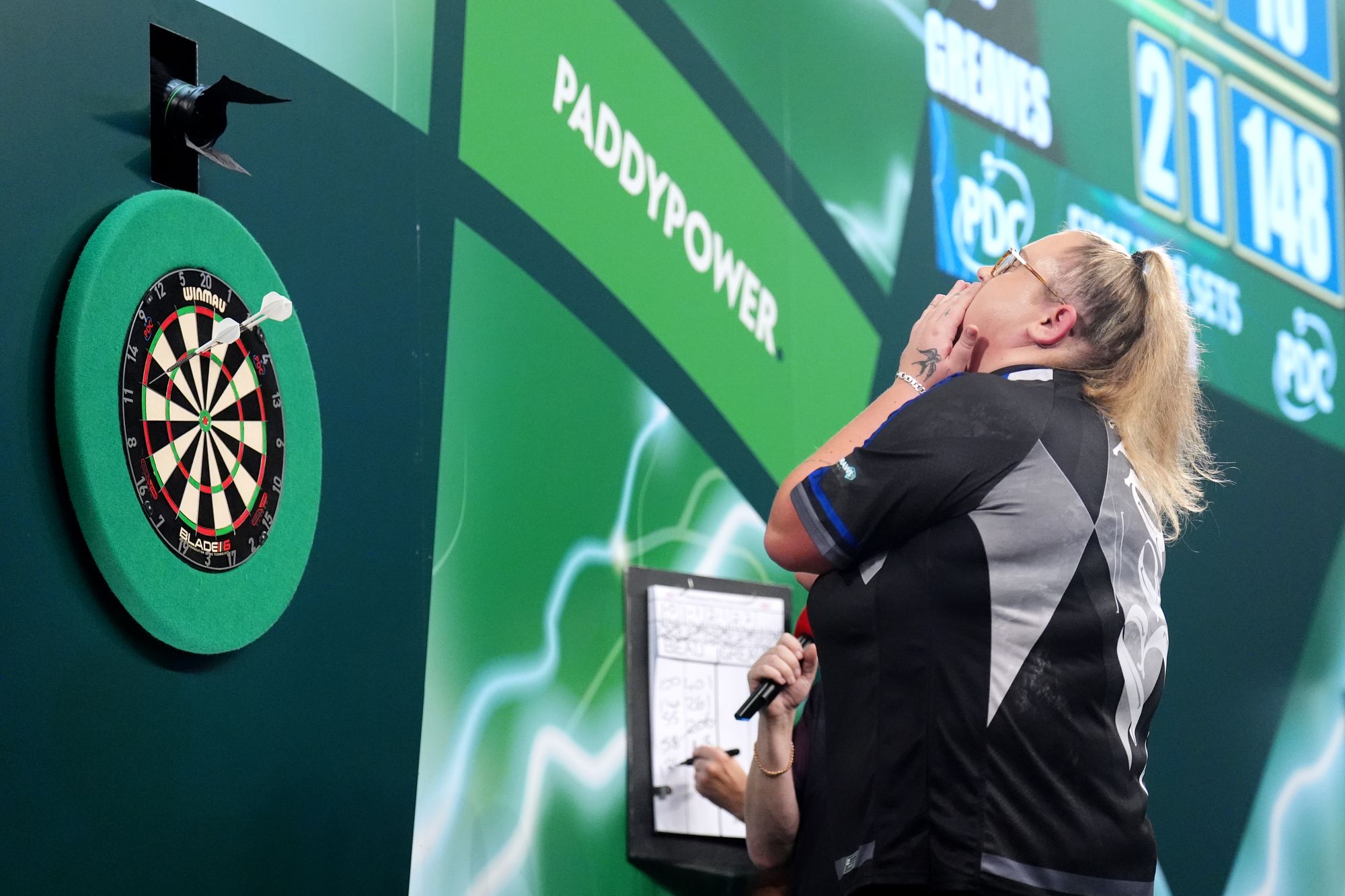 Beau Greaves no palco enquanto uma câmera over-the-board captura sua reação