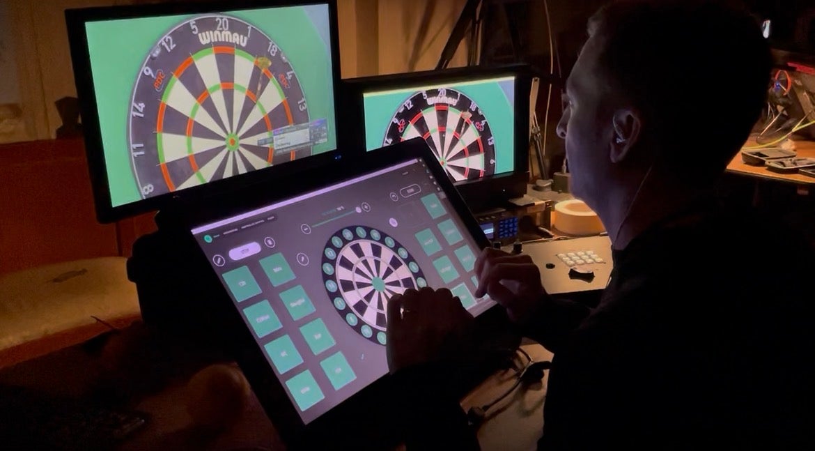 O operador de câmera Chris Pendlebury em ação em sua tela especial