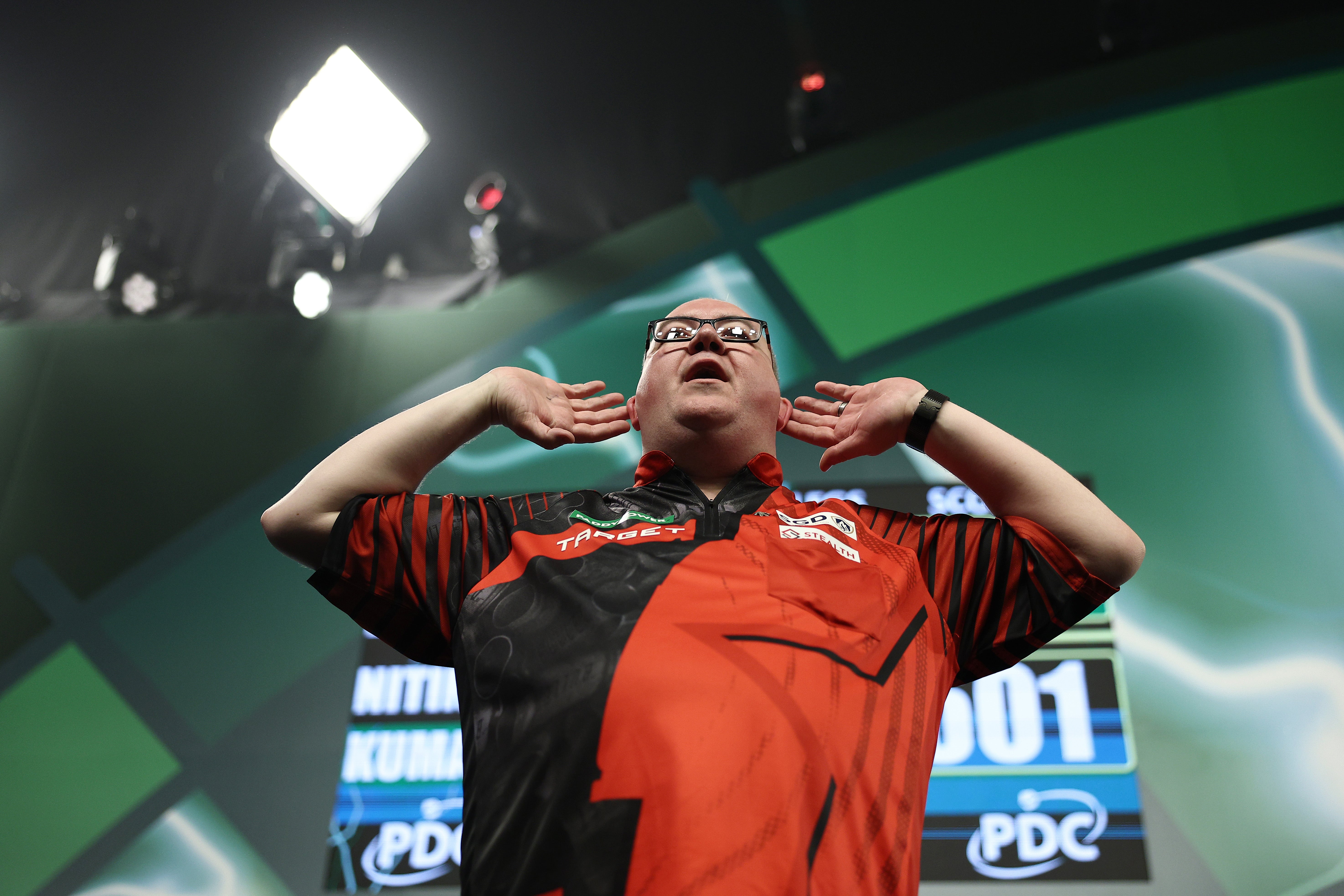 O favorito dos fãs, Stephen Bunting, no palco antes da partida.