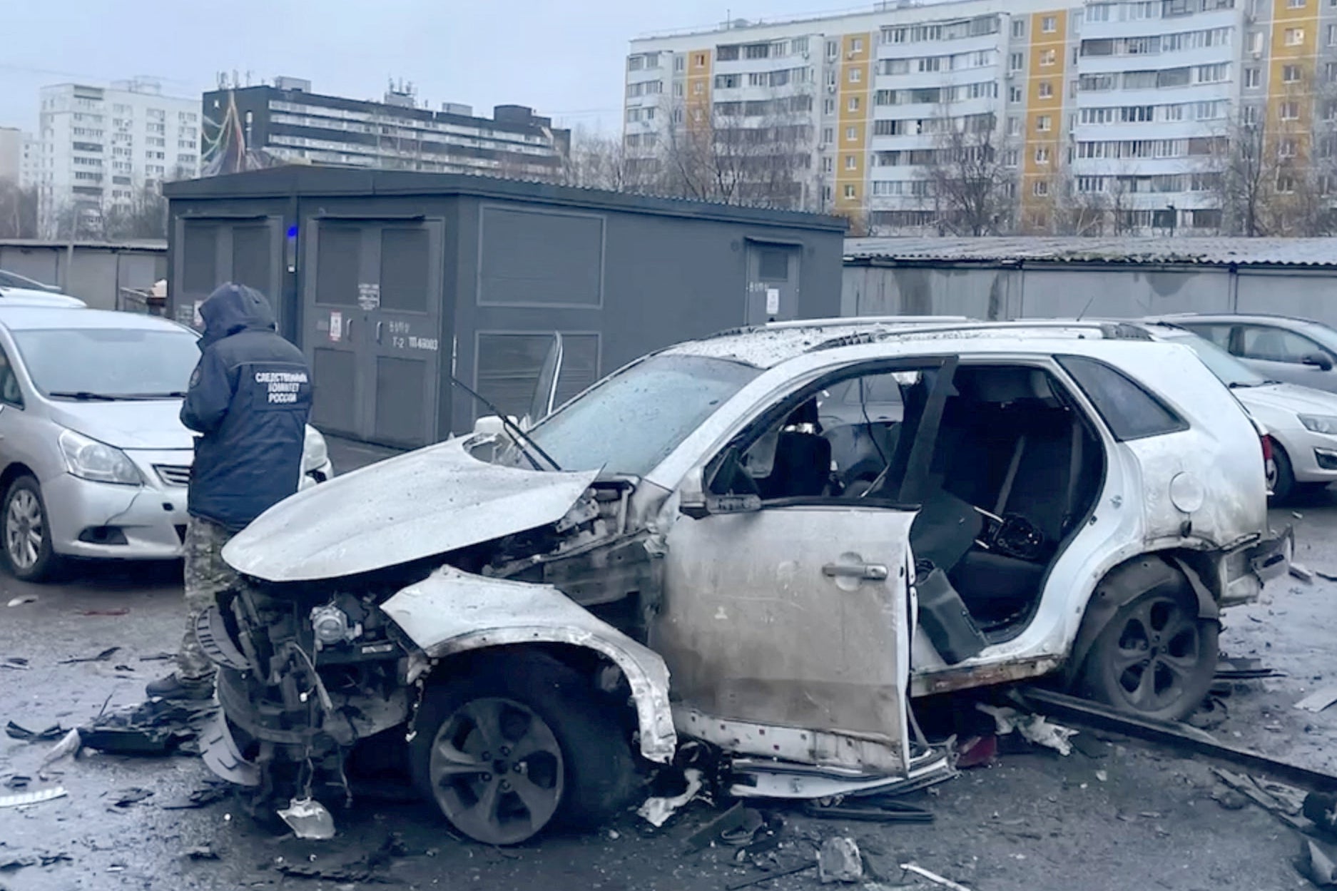 An investigator works at the scene where Lieutenant General Fanil Sarvarov, head of the Russian General Staff's army operational training directorate, was killed in a car bomb in Moscow, Russia, December 22, 2025