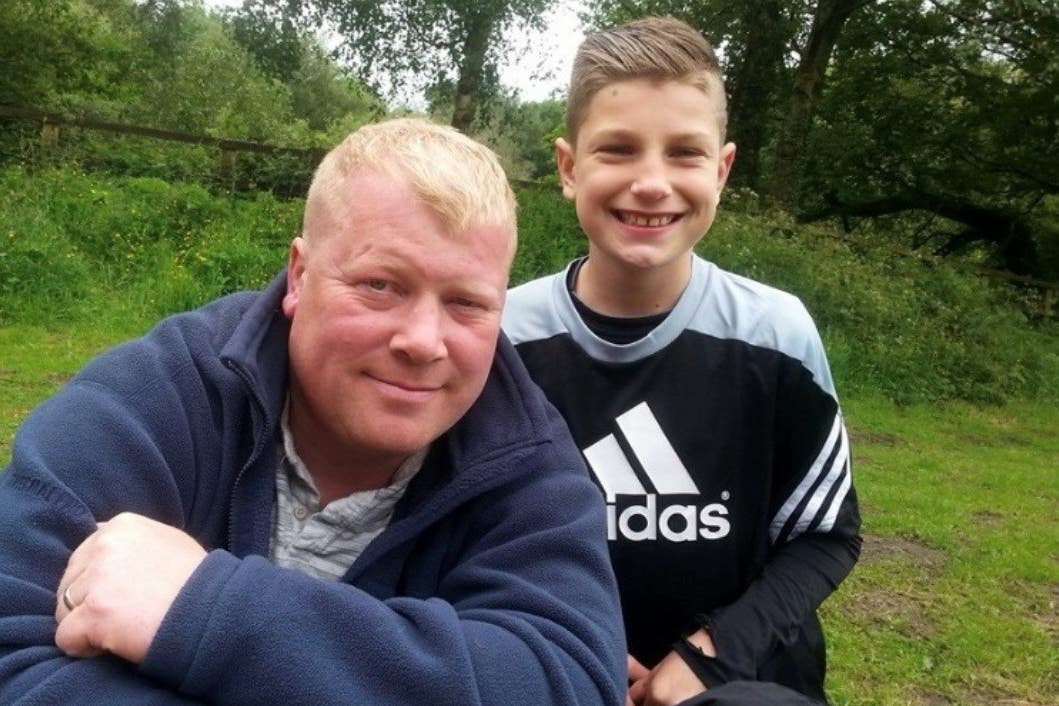 O zagueiro do Manchester United Rhys Bennett e seu pai David, que suicidou-se em outubro (Folheto)