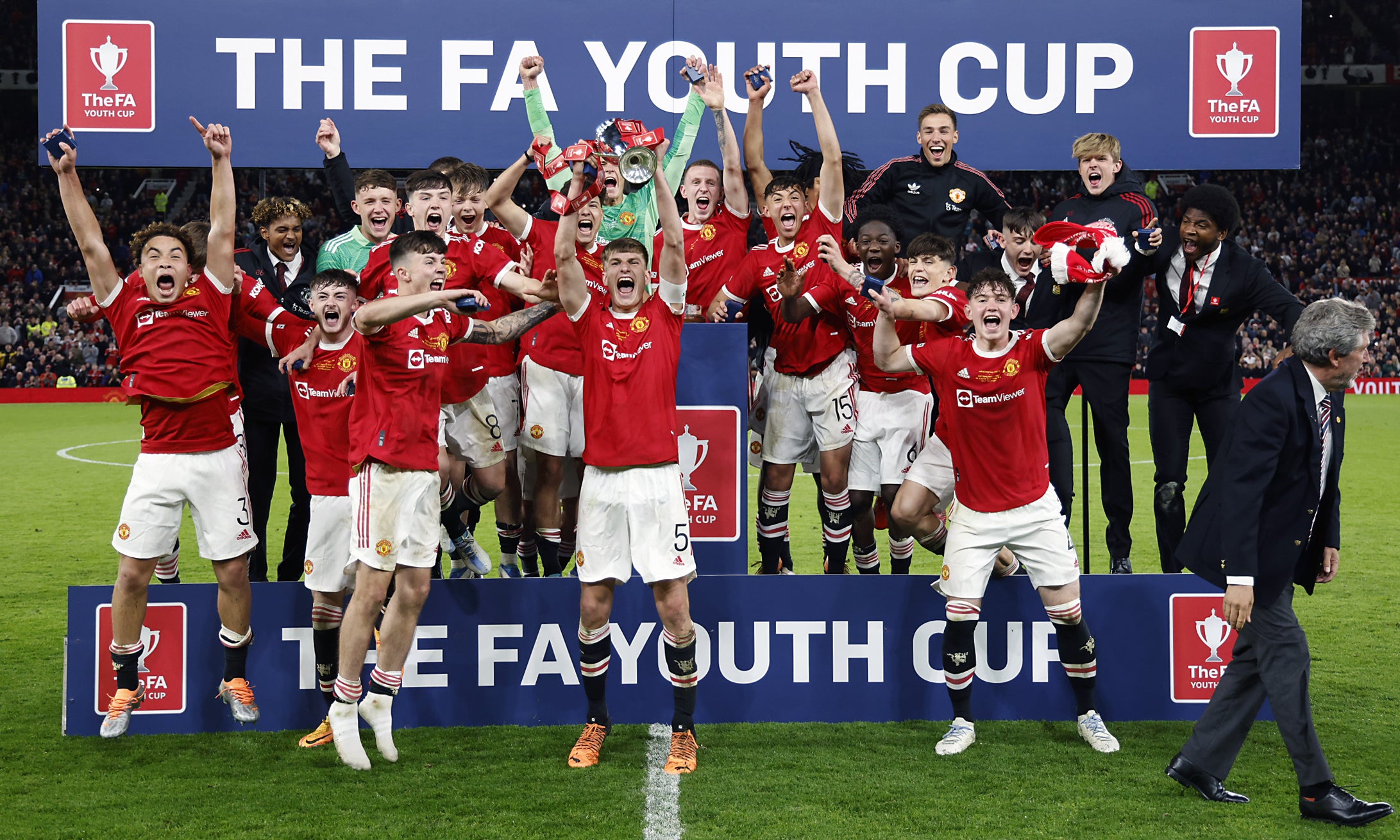 Rhys Bennett mengangkat Piala FA Youth di Old Trafford pada tahun 2022 (Richard Sellers/PA)