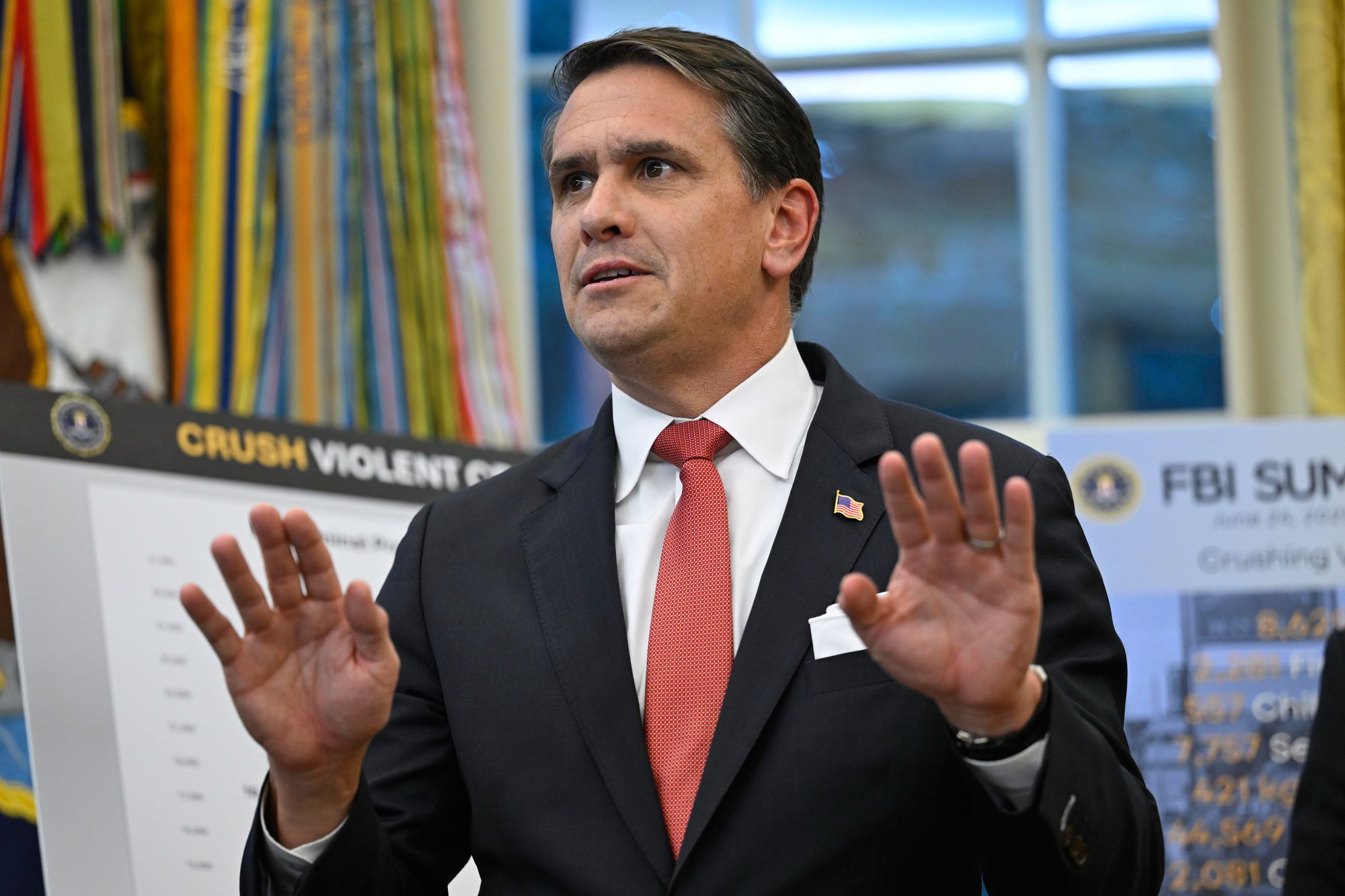 O procurador-geral adjunto, Todd Blanch, nega que o Departamento de Justiça esteja redigindo o nome de Trump do arquivo de Epstein