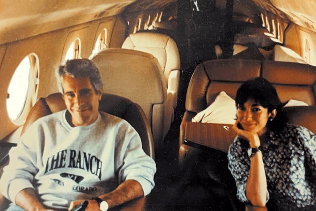 <p>Los documentos e imágenes recién publicados de las investigaciones sobre Jeffrey Epstein y Ghislaine Maxwell incluyen la afirmación de un fiscal de que Trump podría haber volado en el jet del agresor sexual “muchas más veces” de las que se sabían hasta ahora</p>