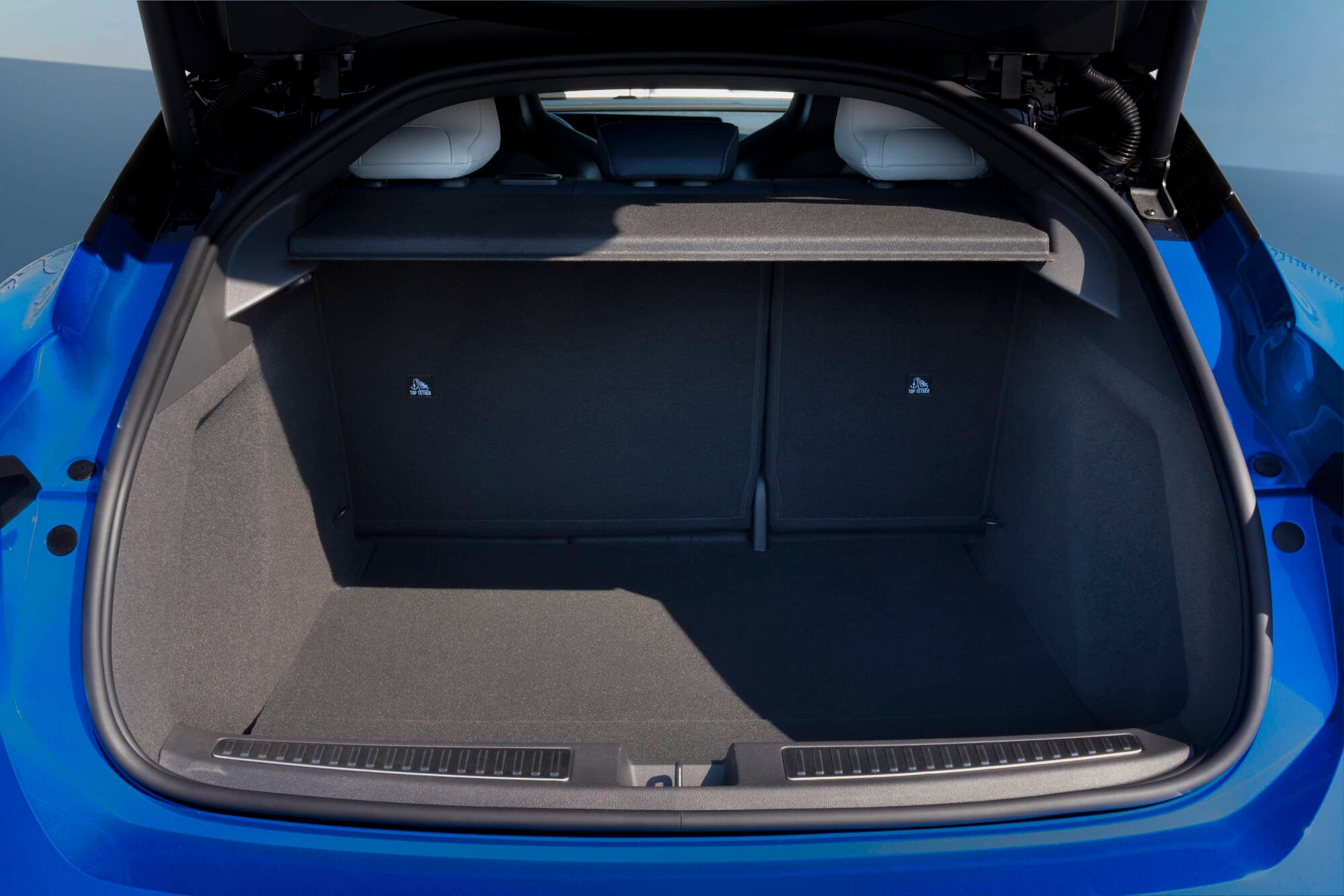 A decent-size boot in the Alpine A390 makes up for tight rear leg room