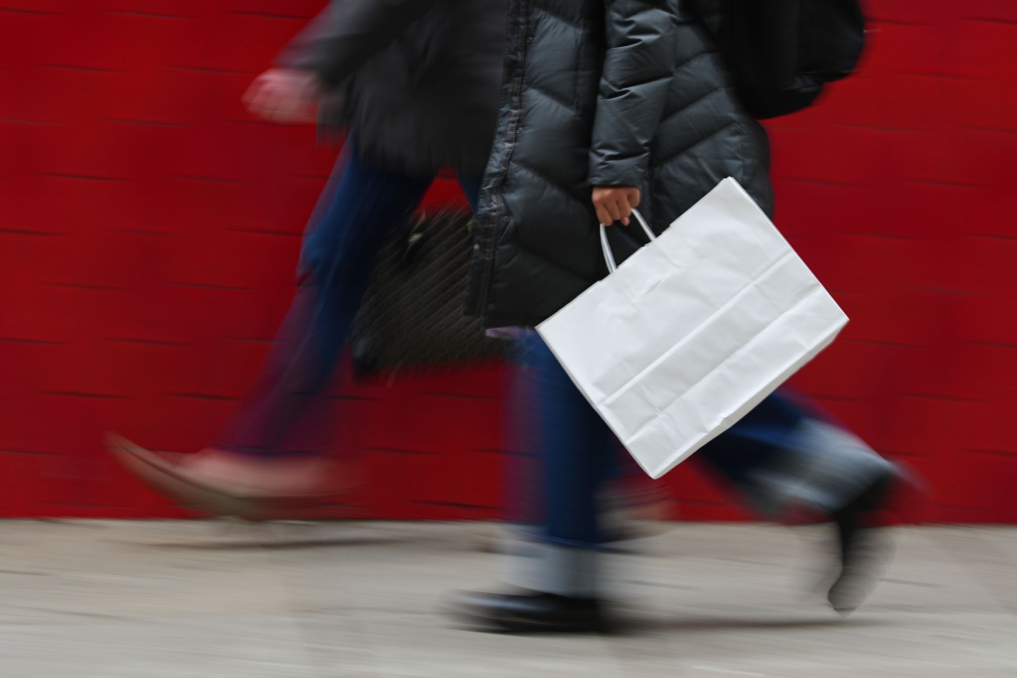 <p>FILE - A person carries a shopping bag in Philadelphia, Wednesday, Dec. 10, 2025. (AP Photo/Matt Rourke, File)</p>