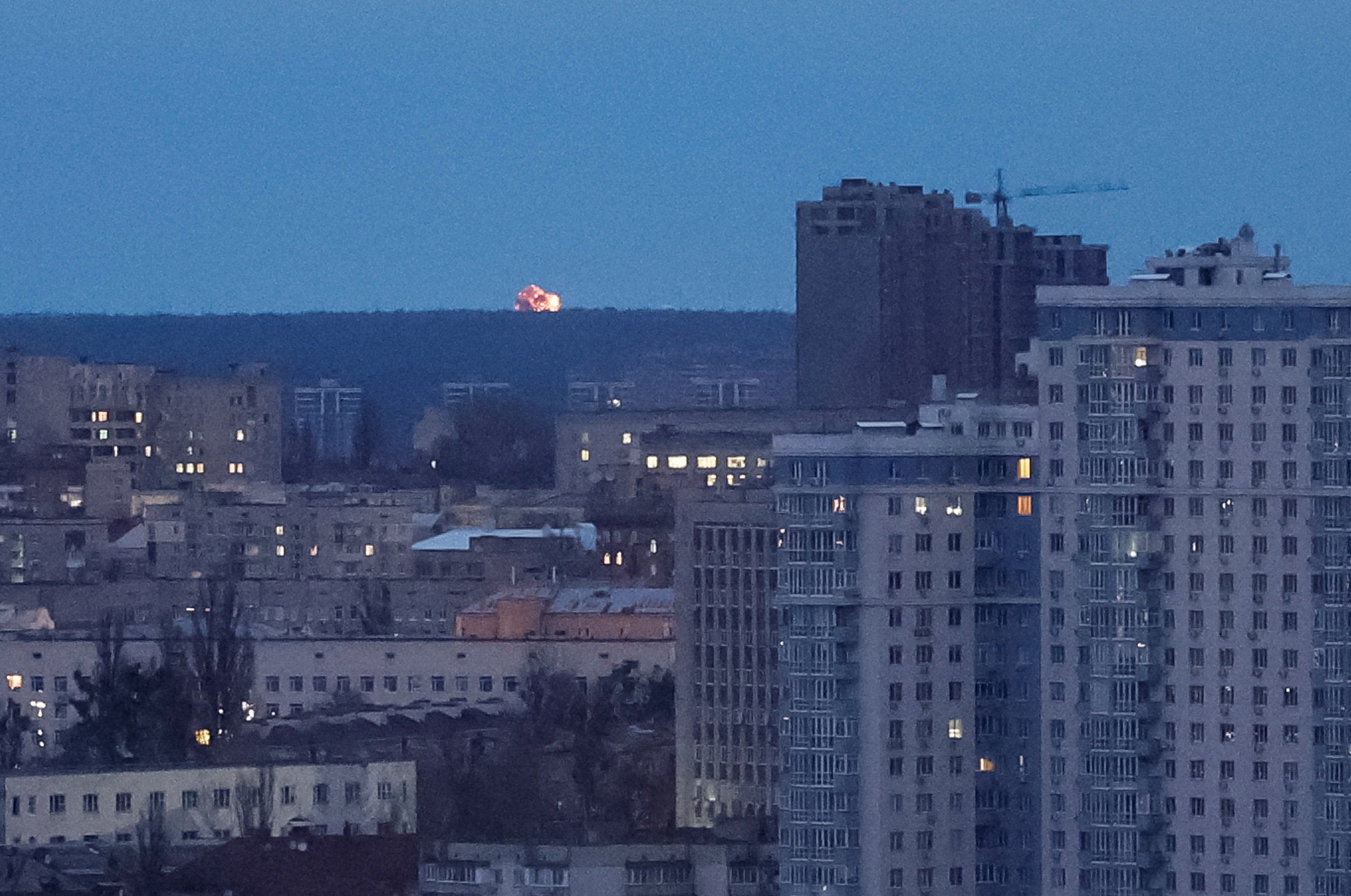 Um drone explode durante um ataque com mísseis e drones russos em Kiev