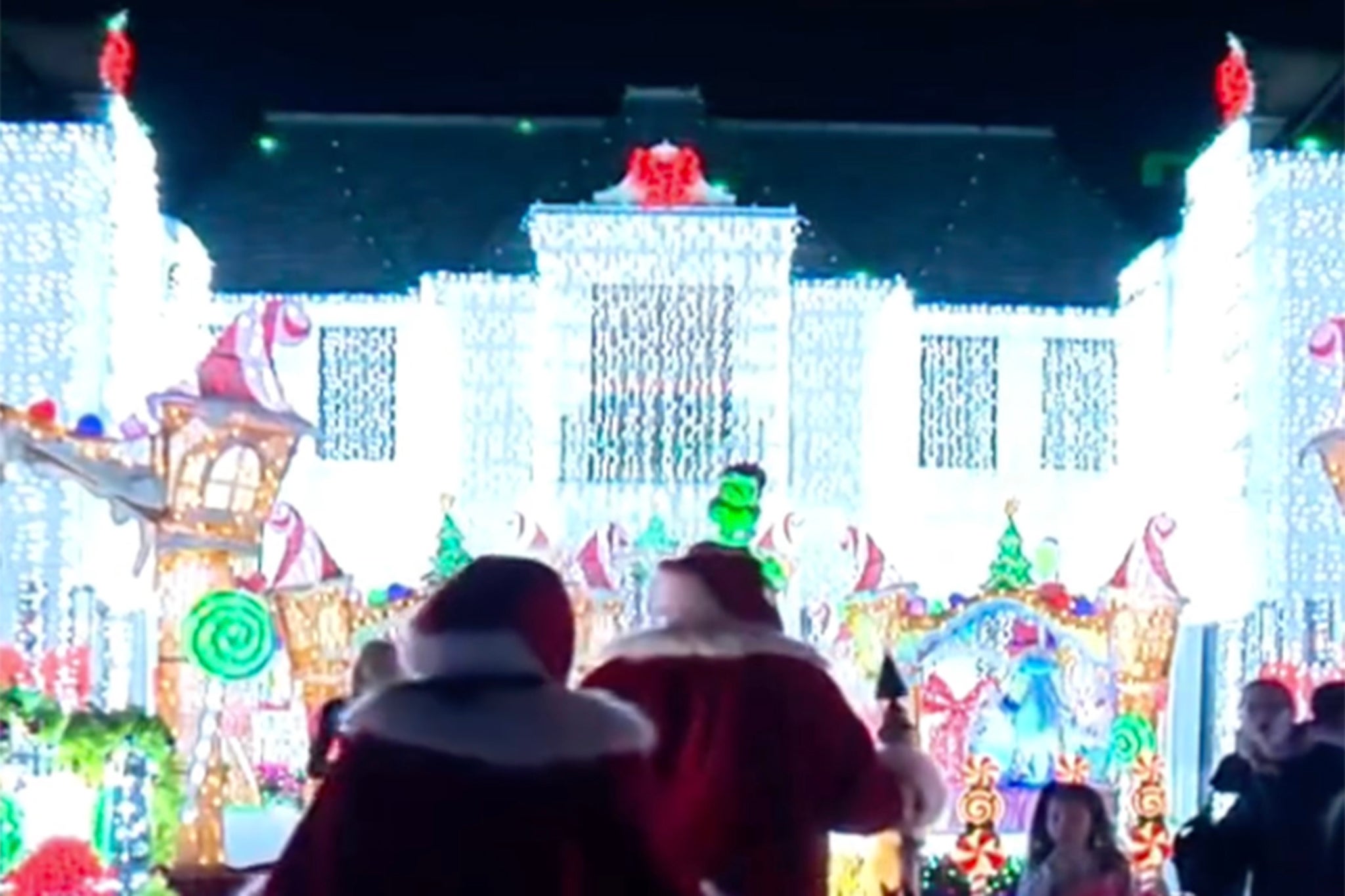 City restricts access to Texas home after too many visit its viral Christmas display