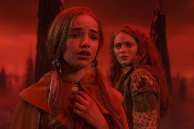 <p>Nell Fisher y Sadie Sink en ‘Stranger Things’</p>