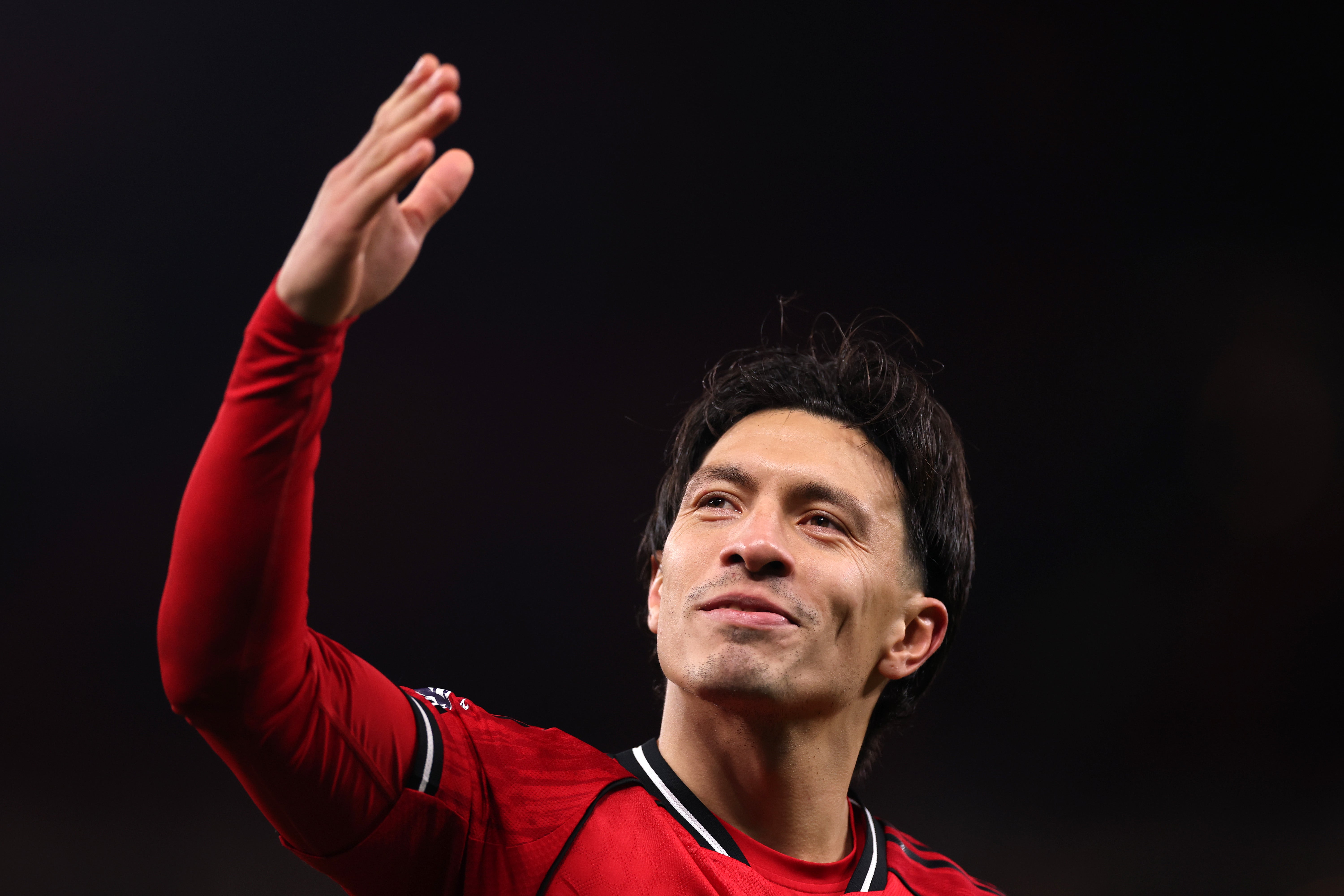 Резервни капитен Лисандро Мартинез слави победу након што је Манчестер Јунајтед издржао