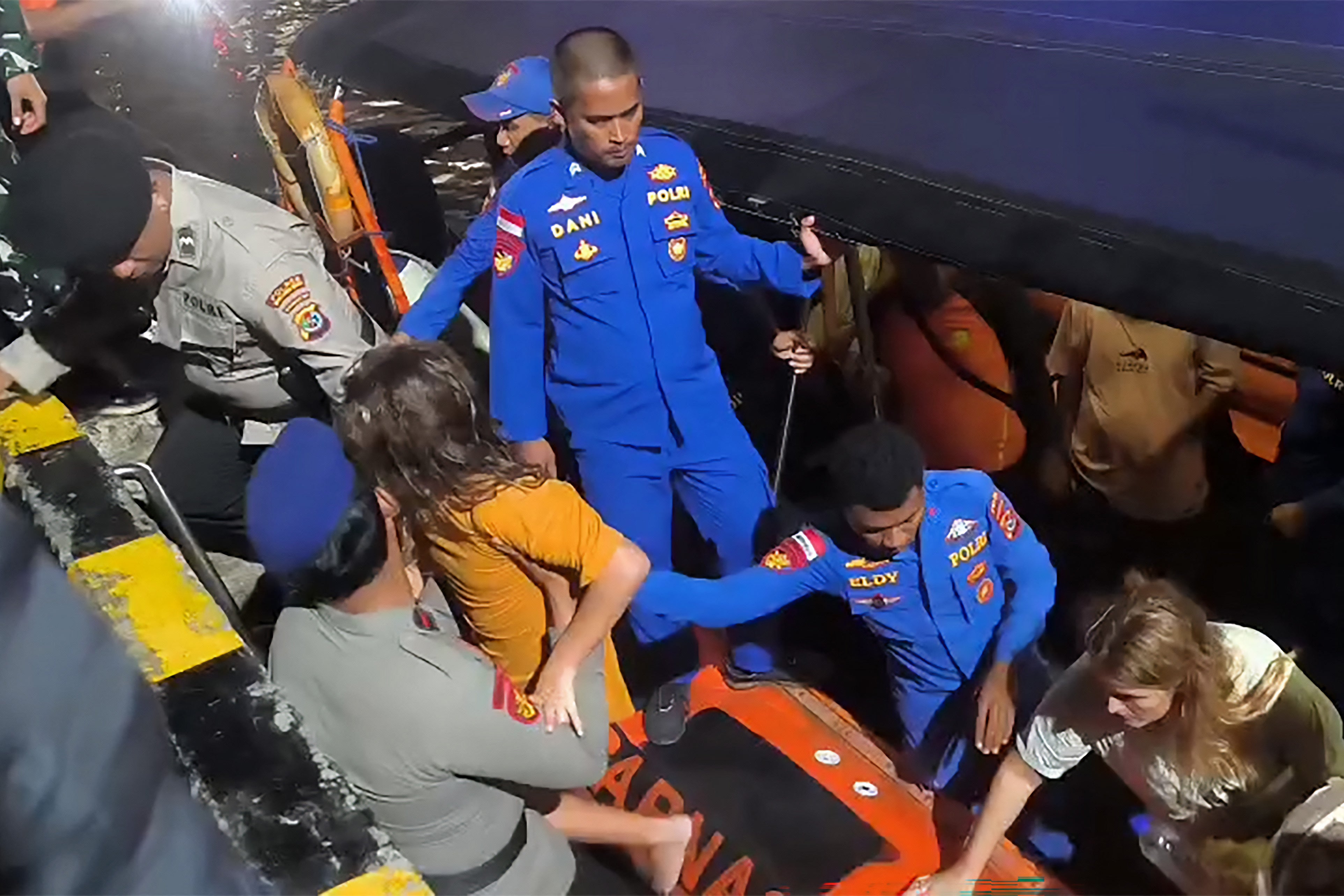 Чланови тимова за потрагу и спасавање евакуишу стране туристе у водама острва Падар