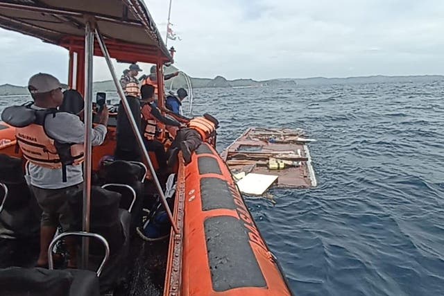 <p>In this photo released by the Indonesian National Search and Rescue Agency (BASARNAS) on Saturday, Dec. 27, 2025, rescuers examine a debris believed to be a part of a tour boat that sank, near Padar Island within Komodo National Park, Indonesia. (BASARNAS via AP)</p>