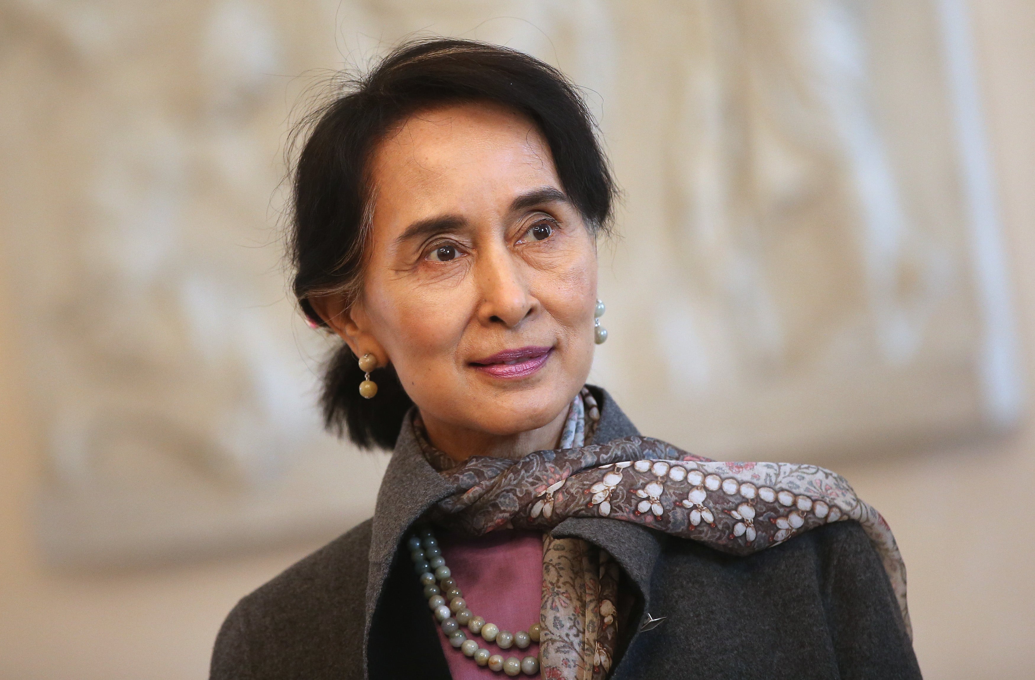A ganhadora do Prêmio Nobel da Paz de 1991, Aung San Suu Kyi, está presa desde que um golpe militar derrubou seu governo eleito.