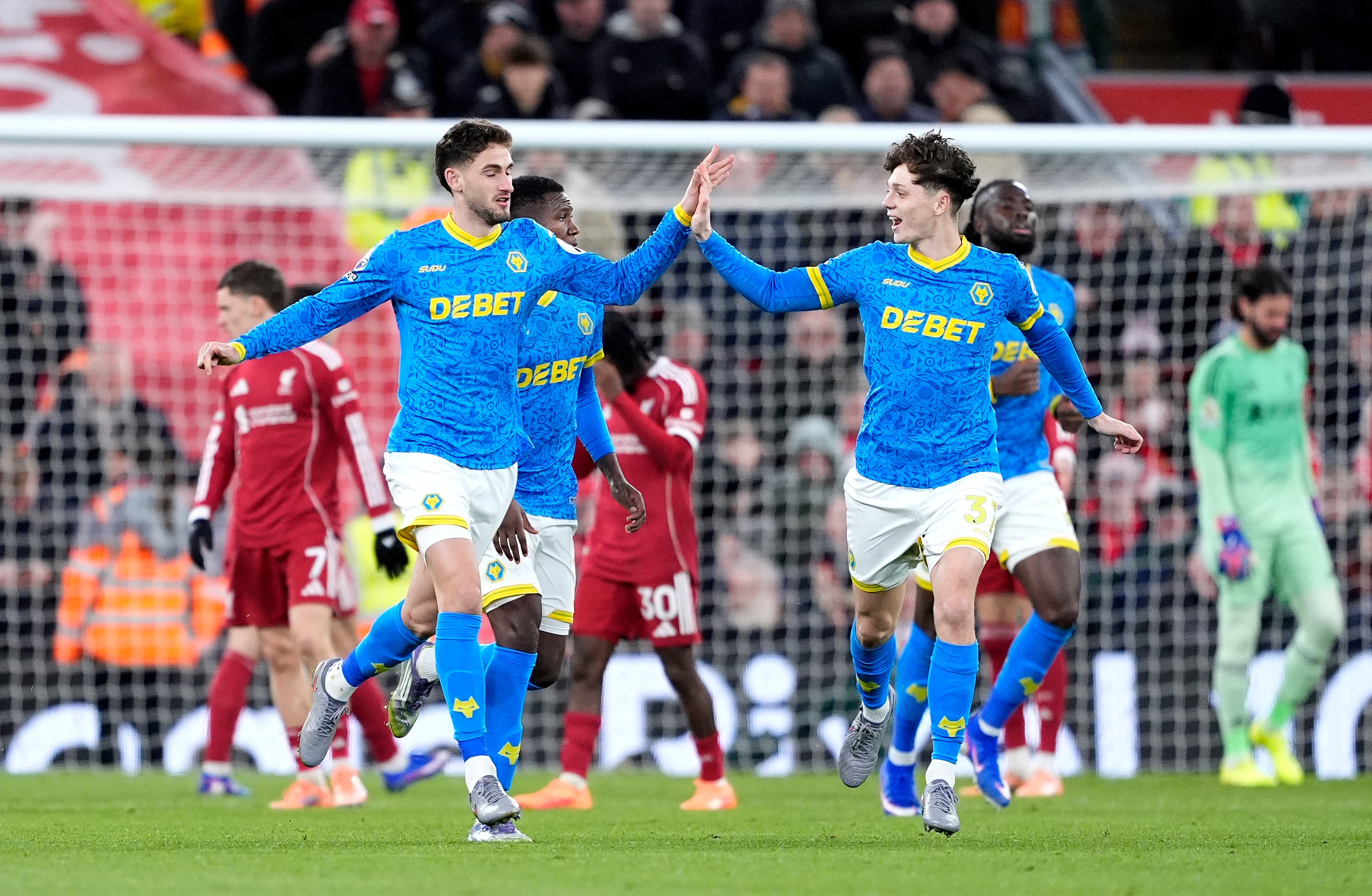 Хуго Буено (десно) слави гол за Вулвесе