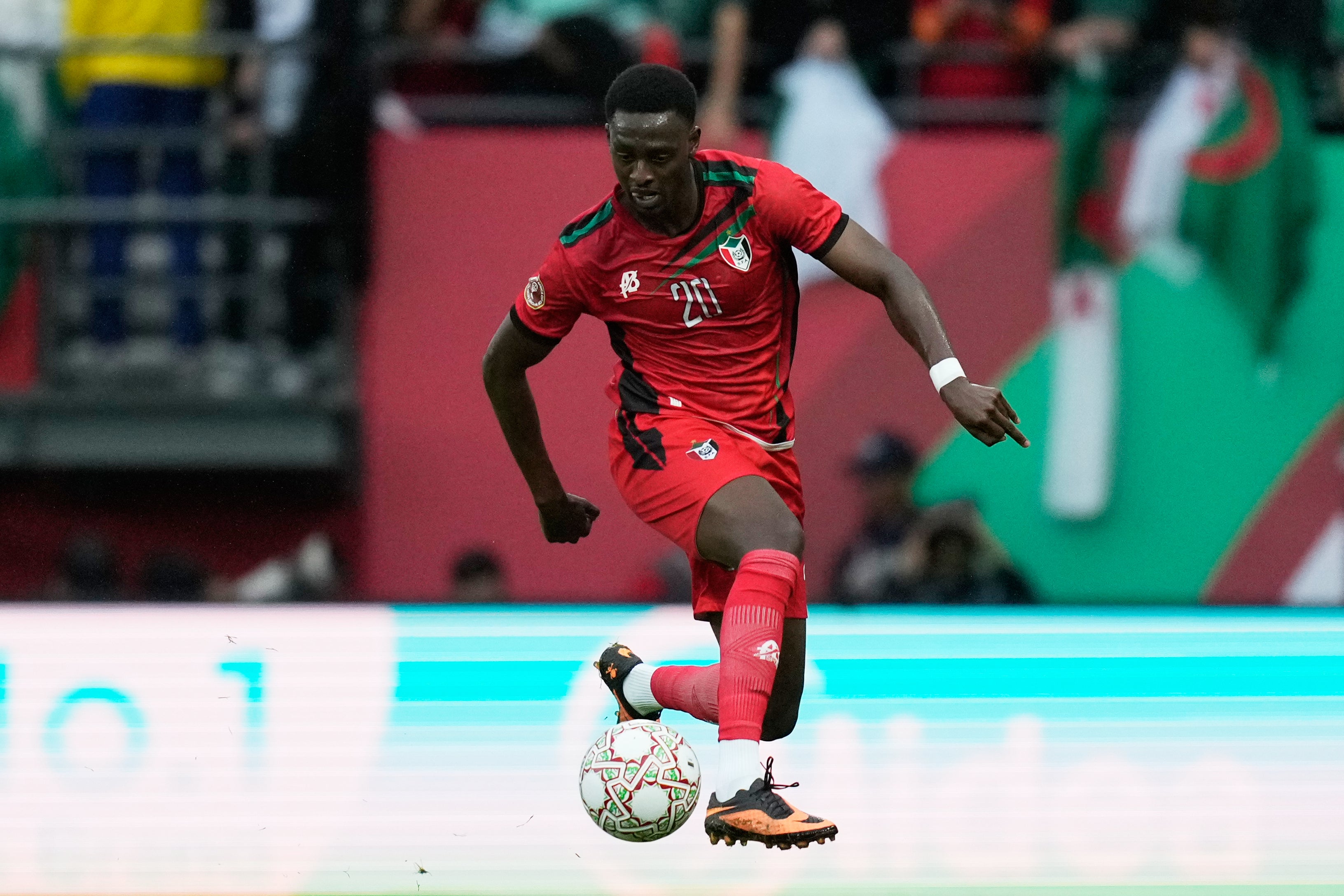 Суданац Або Еиса контролише лопту током фудбалске утакмице групе Е Афричког купа нација између Алжира и Судана у Рабату, Мароко, у среду, 24. децембра 2025. (АП Пхото/Моса'аб Елсхами)