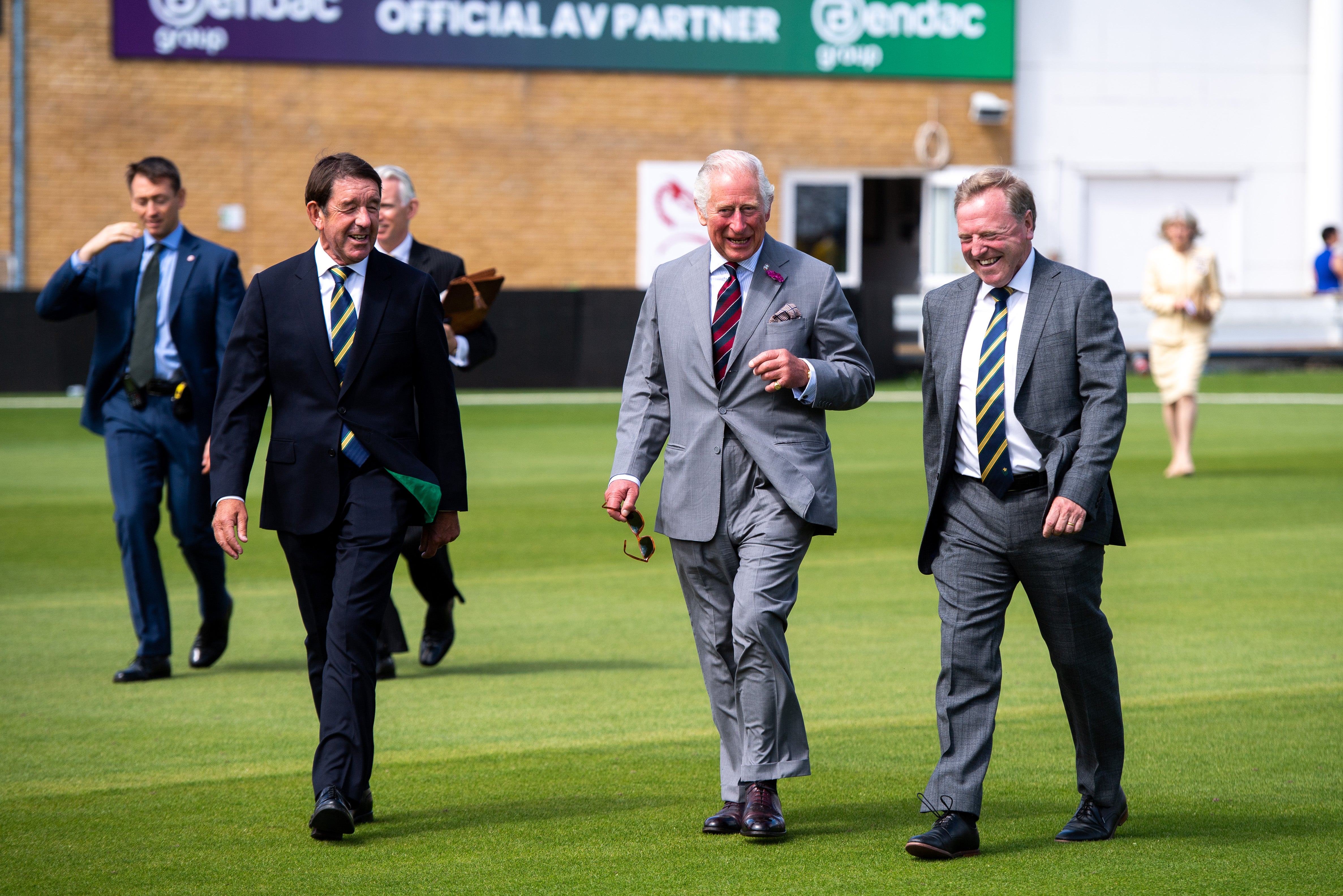 Hugh Morris bersama Raja Charles dan Gareth Williams pada tahun 2021 di Sofia Gardens Cricket Ground, Cardiff