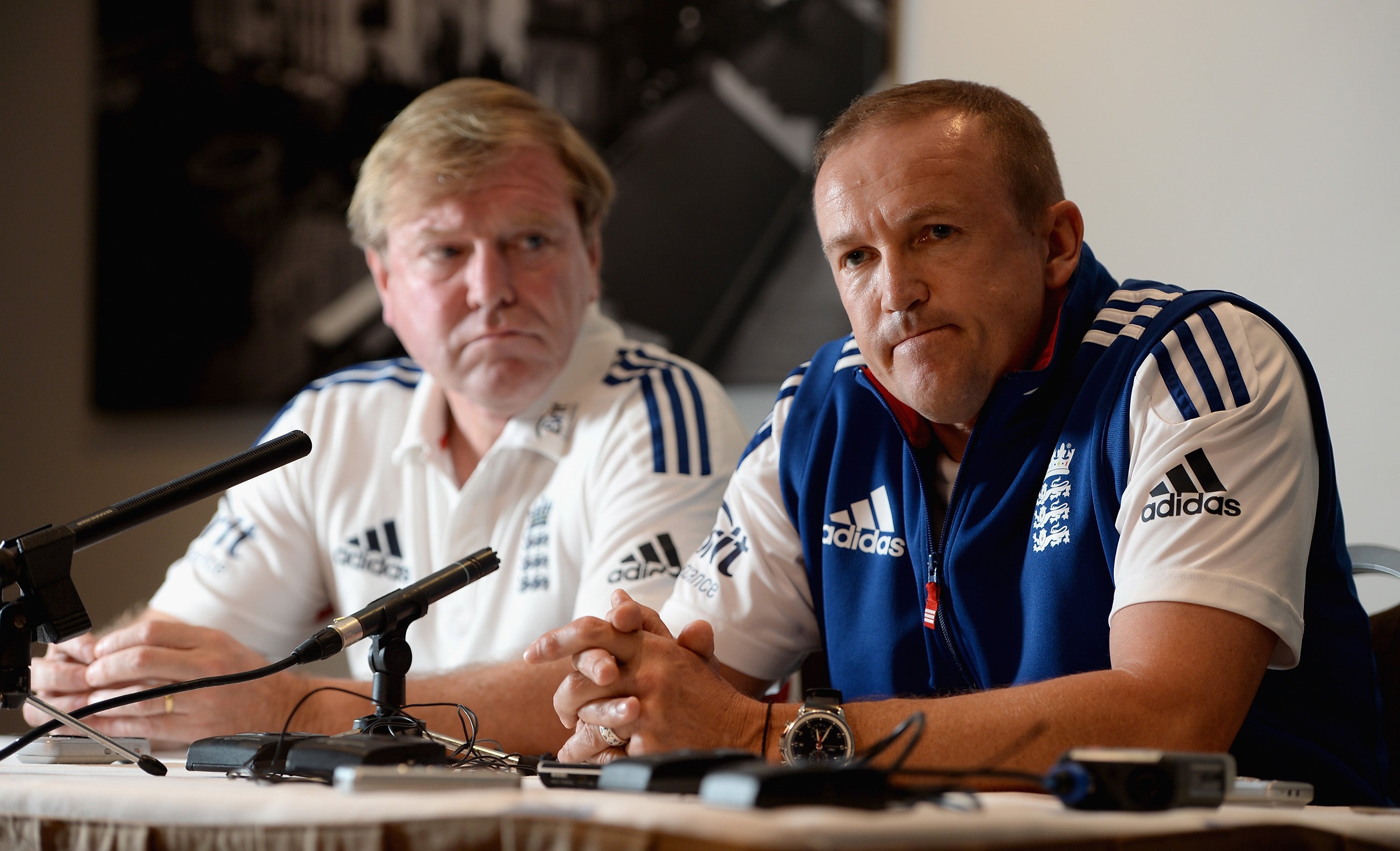 Direktur pelaksana kriket Inggris Hugh Morris dan direktur tim Andy Flower di Brisbane, Australia pada tahun 2013