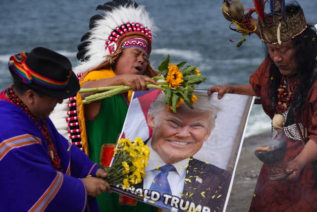 <p>After dancing in circles and playing ancestral instruments, the shamans asked for peace in the Middle East, an end to the conflict between Ukraine and Russia and the fall of President Maduro.</p>