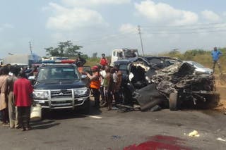 Људи се окупљају на месту кобног судара у Нигерији