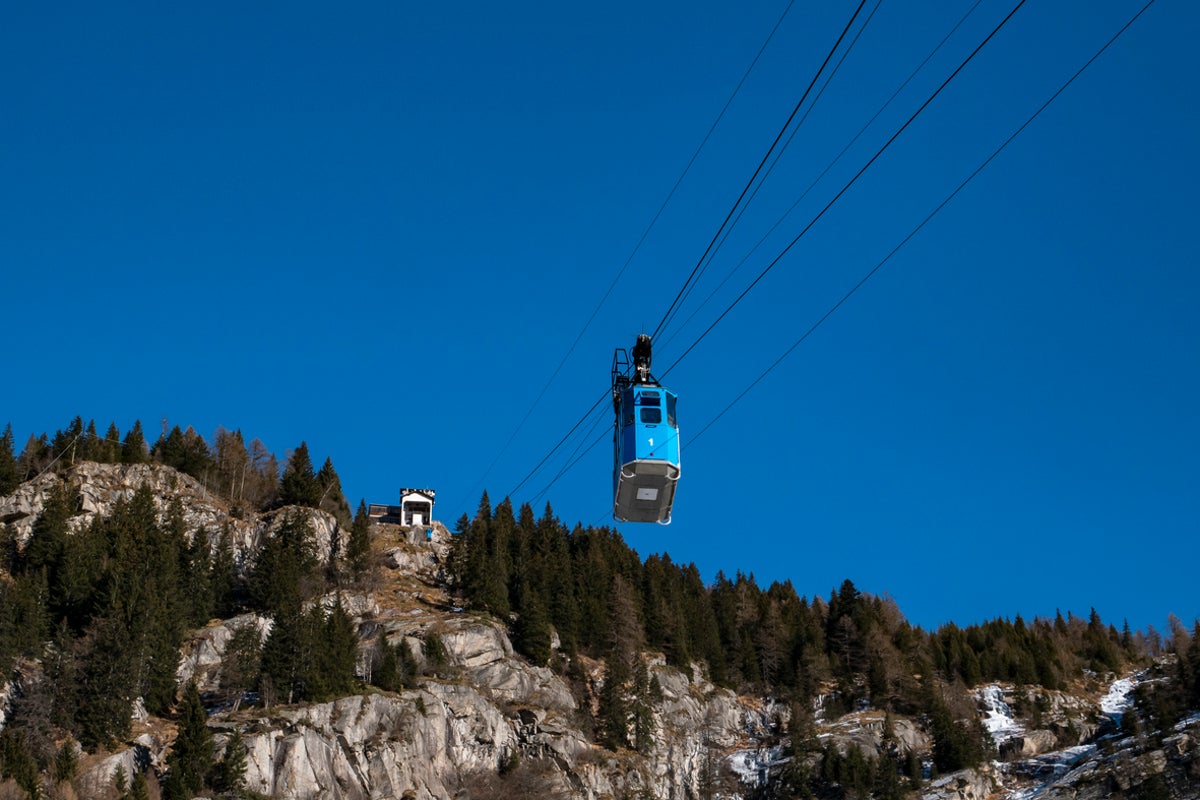 Four injured and 100 passengers stranded after cable car crash in Europe Four injured and 100 passengers stranded after cable car crash in Europe