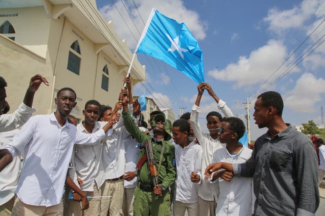 <p>People raise Somalia's flag as they protest Israel's recognition of Somalia's breakaway region of Somaliland as an independent nation, in Mogadishu, Somalia, Tuesday, Dec. 30, 2025. (AP photo/Farah Abdi Warsameh)</p>