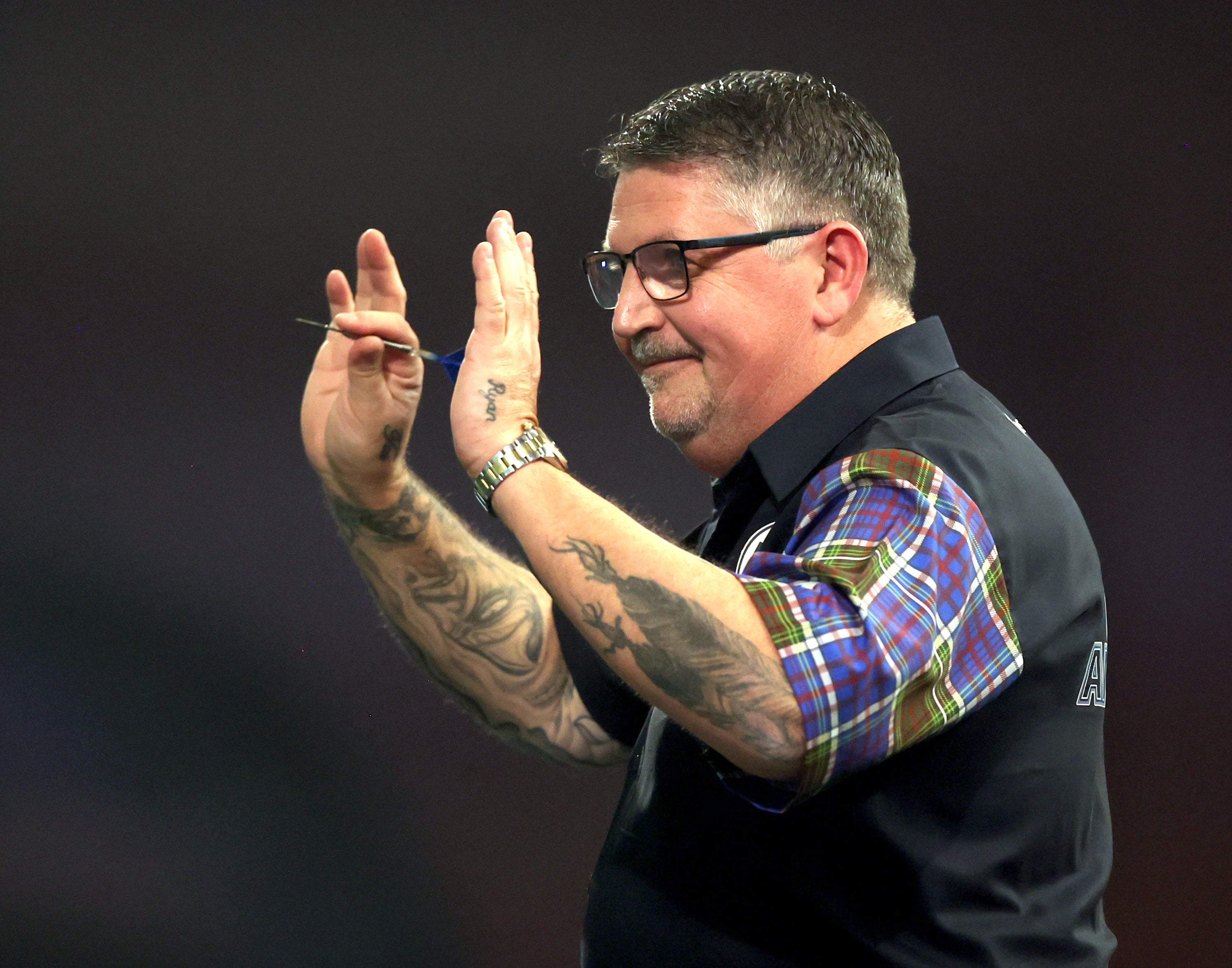 Gary Anderson took advantage of a below-par Michael van Gerwen to book a quarter-final spot