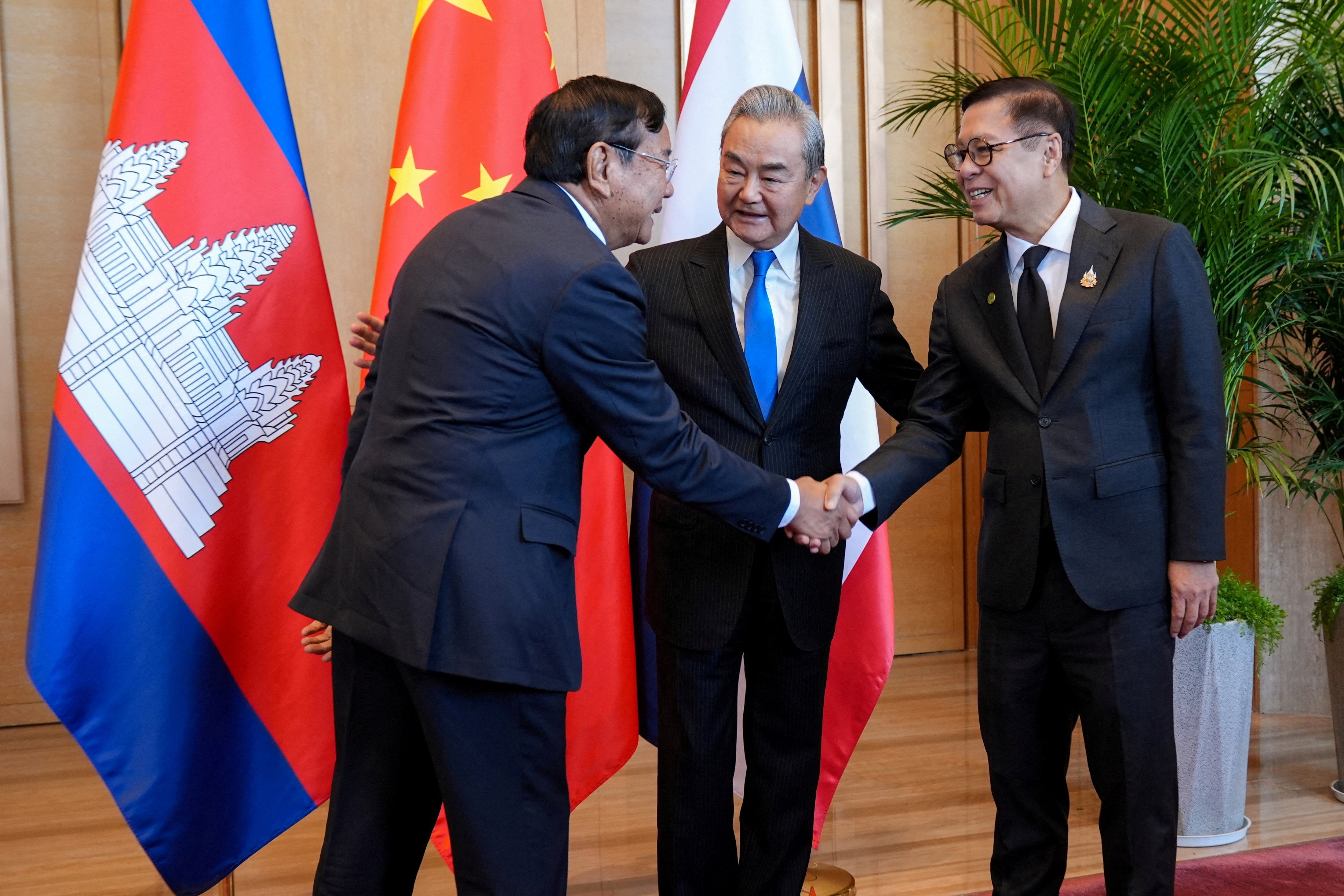 <p>Chinese foreign minister Wang Yi with Thailand’s Sihasak Phuangketkeow and Cambodia’s Prak Sokhonn in Yuxi, Yunnan, on 29 December 2025</p>