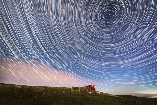 <p>Imagen de larga exposición de la lluvia anual de meteoros Perseidas, captada cerca de Hawes, en el Parque Nacional de Yorkshire Dales </p>