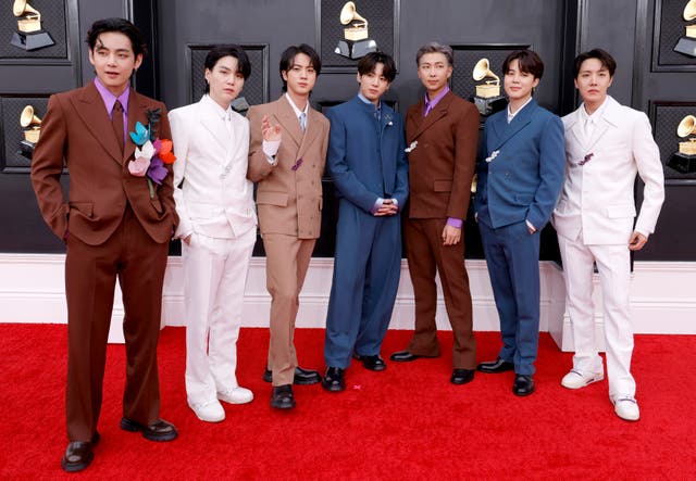 <p>(L-R) V, Suga, Jin, Jungkook, RM, Jimin and J-Hope of BTS at the 64th Annual GRAMMY Awards</p>