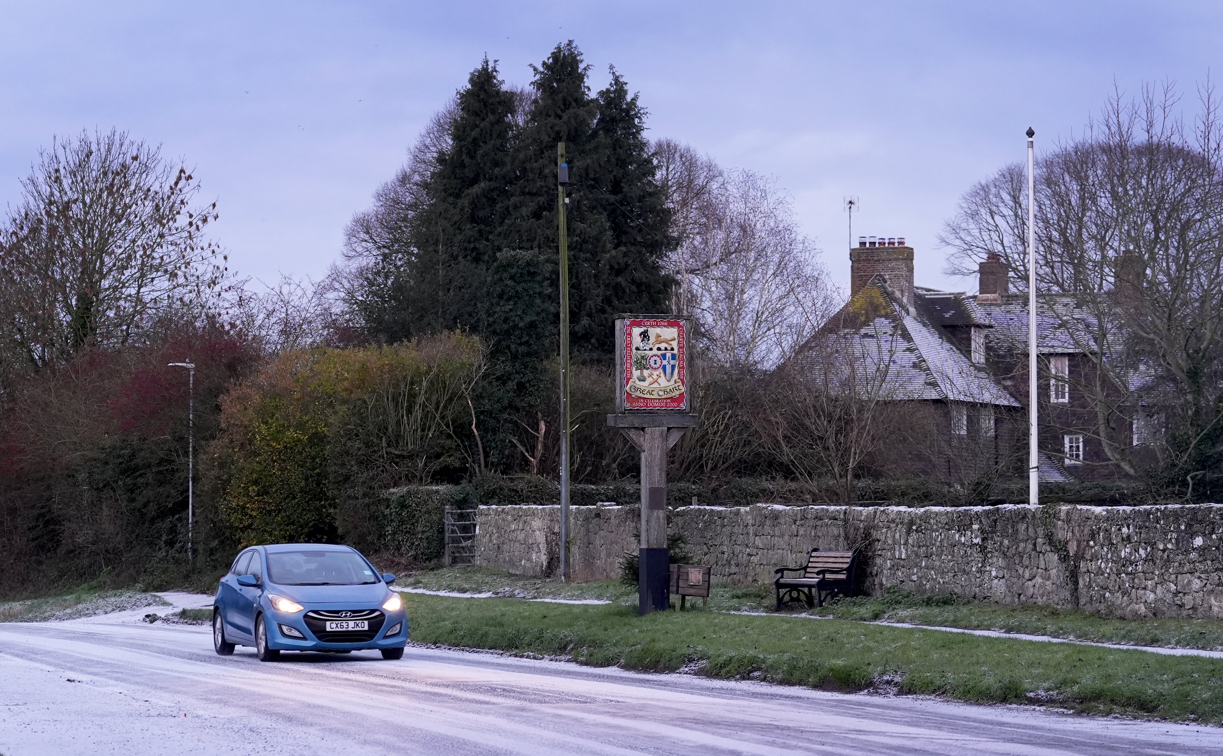 Os residentes viram uma camada de neve em Ashford, Kent.