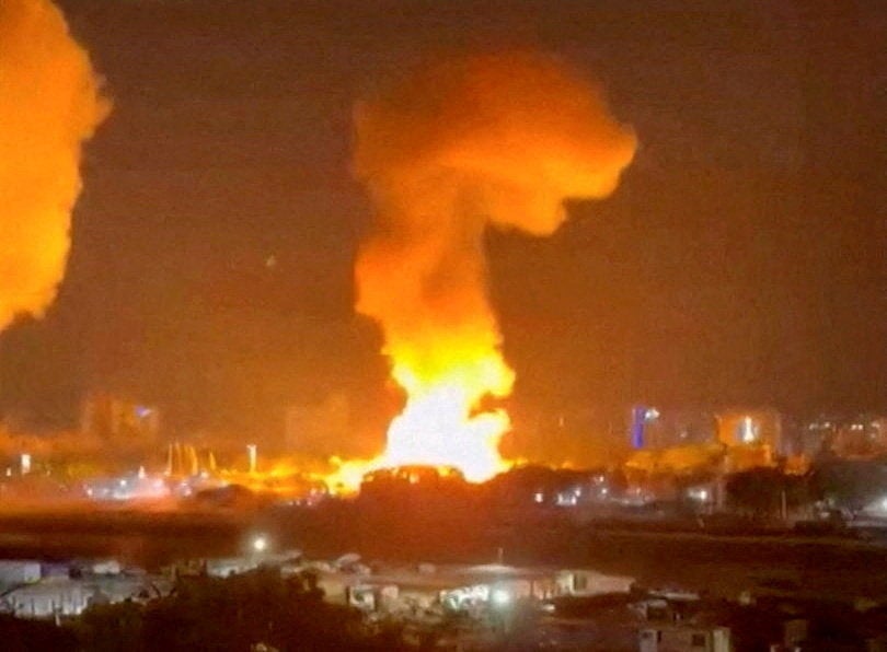 Chamas aumentam em Caracas após ataques das forças dos EUA