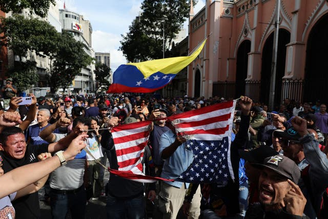 <p> Supporters of Nicolas Maduro burn a United States flag during a gathering near Miraflores palace</p>