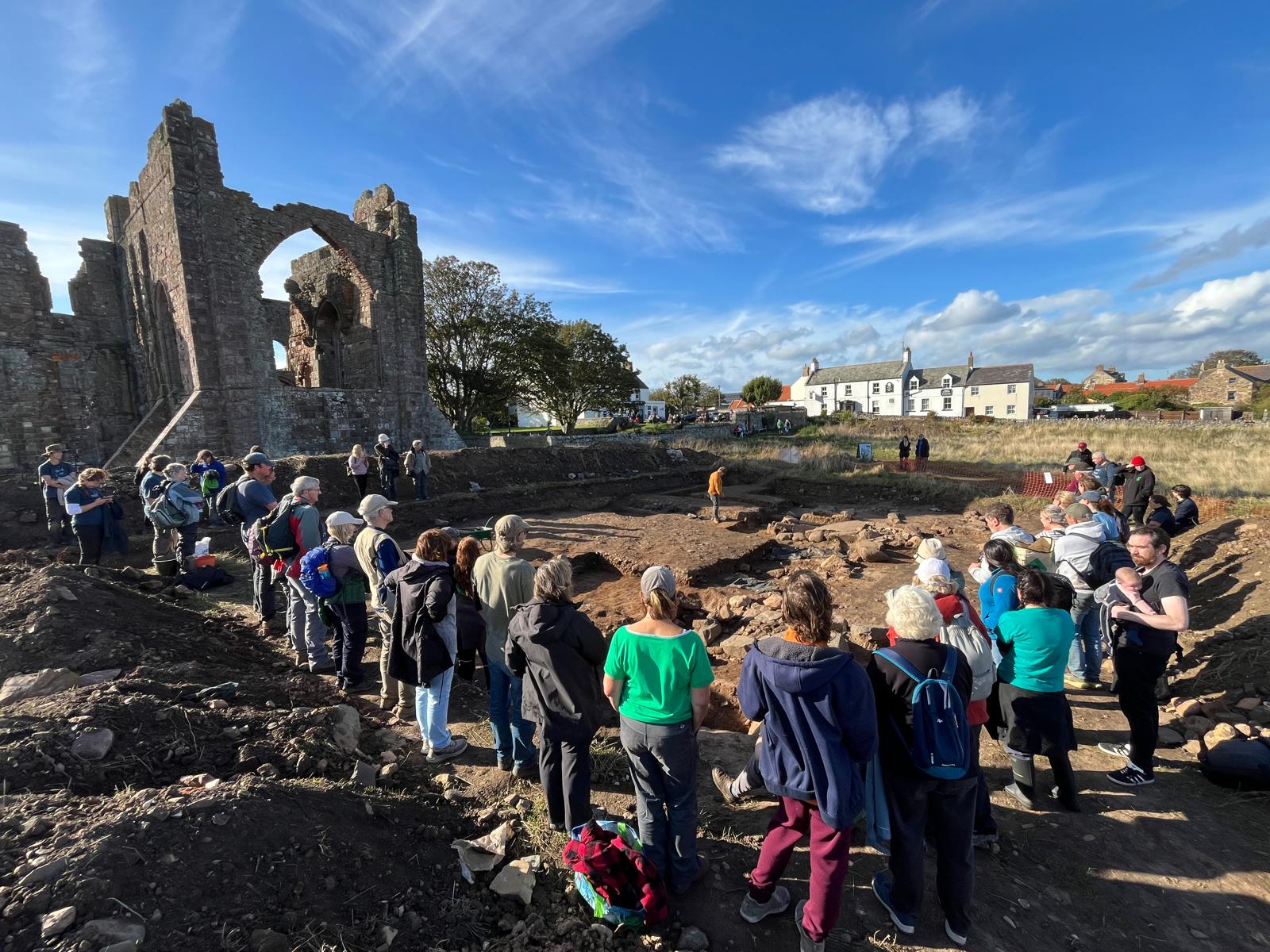 <p>Venturers gather for the end-of-day expert debrief on the day’s discoveries</p>