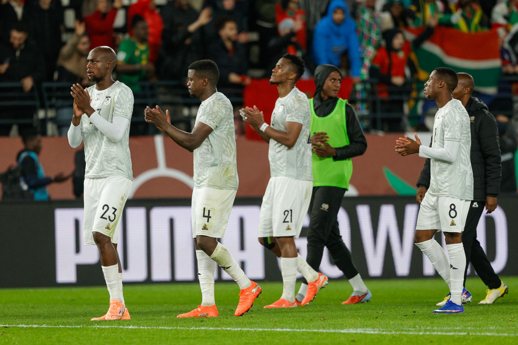 Играчи Јужне Африке аплаудирају својим навијачима