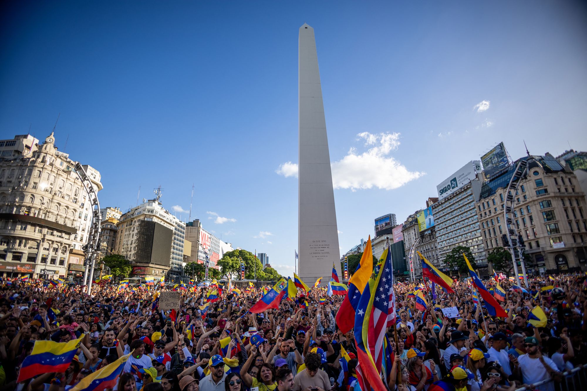 Venezuelans living in Argentina celebrate at the Obelisk in Buenos Aires on January 3, 2026, after US forces captured Venezuelan leader Nicolas Maduro