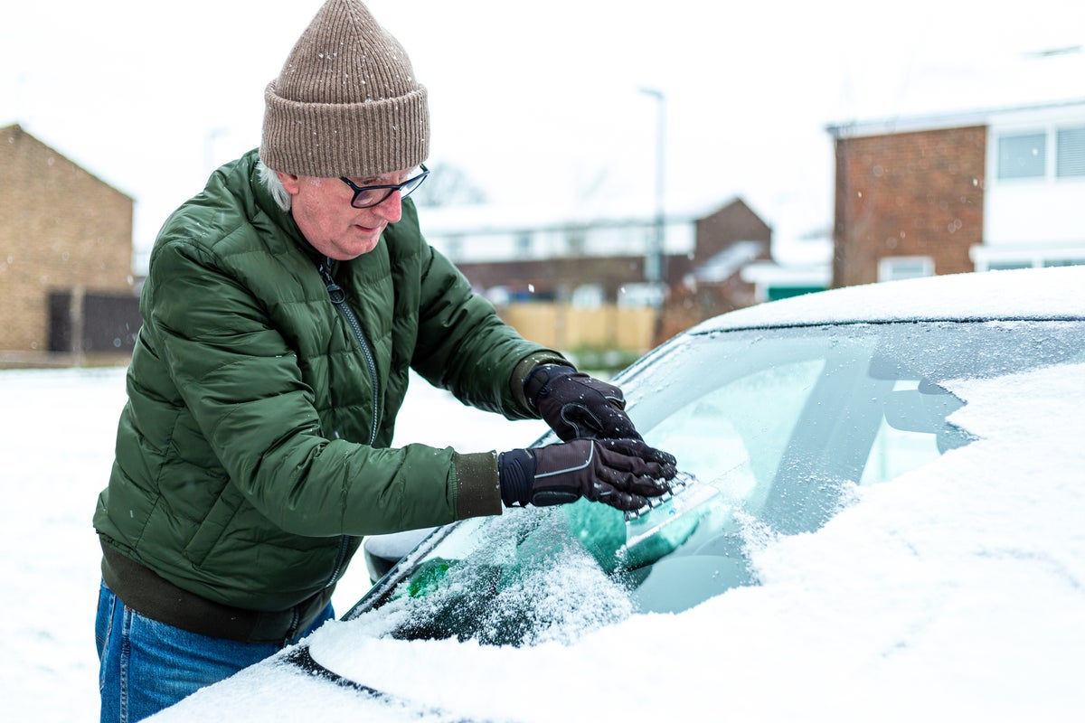 Expert tips for de-icing your car quickly and safely Expert tips for de-icing your car quickly and safely