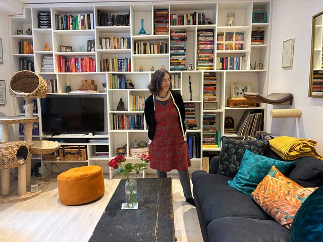 <p>Dr Jenny Goodman inspecting the living room for toxic red flags </p>