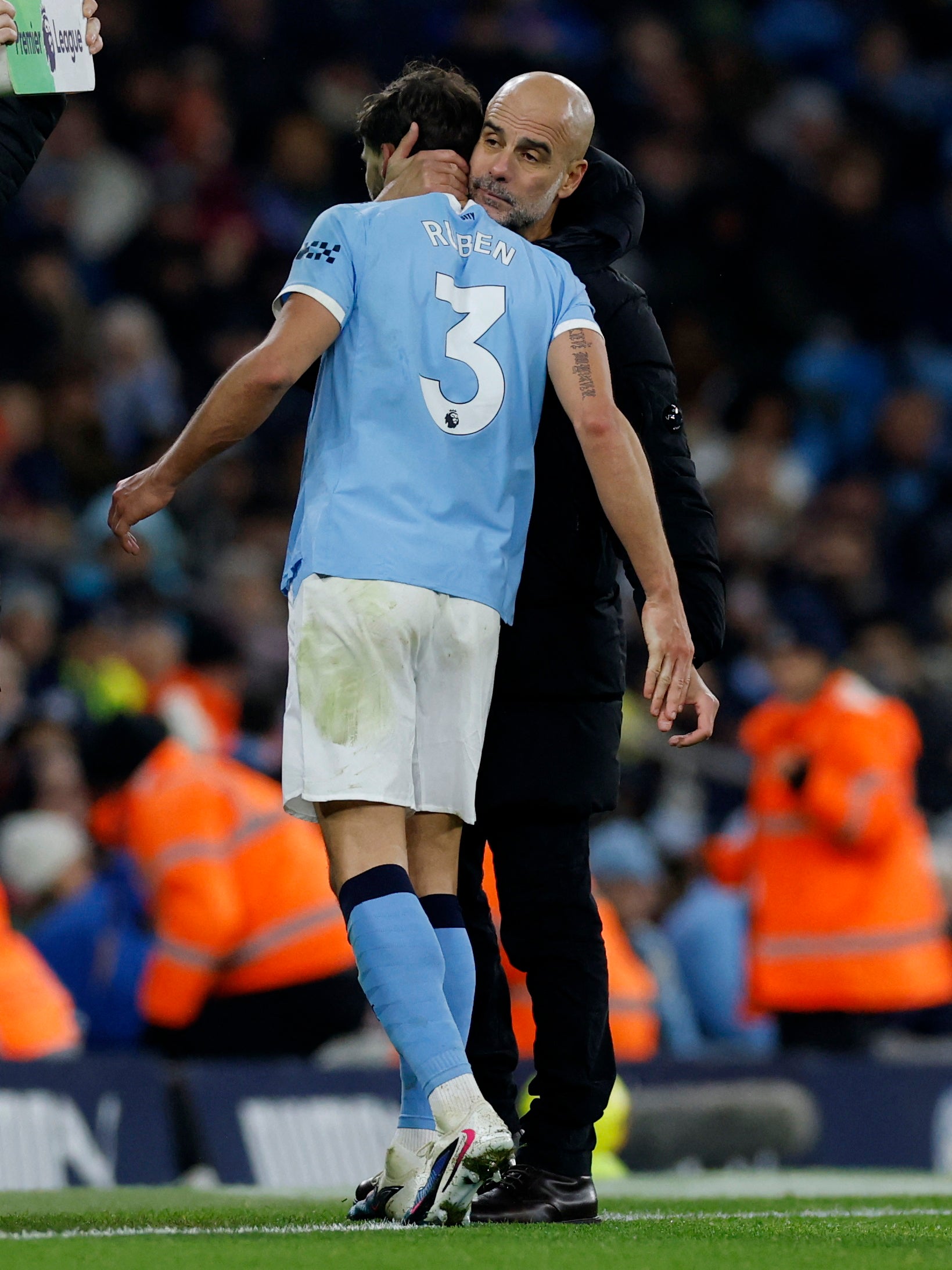 Rubén Dias también abandonó temprano el partido por una lesión muscular que agravó el malestar del City.