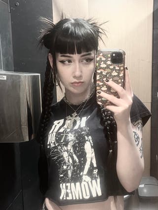 Evie, 22 anos, disse que foi bombardeada com mais de 100 imagens sexualizadas dela mesma em menos de uma semana.