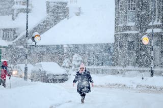 As pessoas andam na neve, enquanto o Conselho de Aberdeenshire declarou uma 