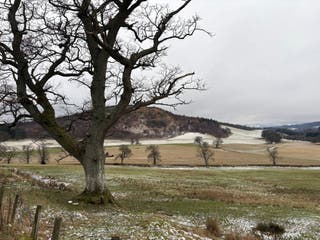 Campos de neve derretida na A822 perto de Dunkeld, Perth e Kinross