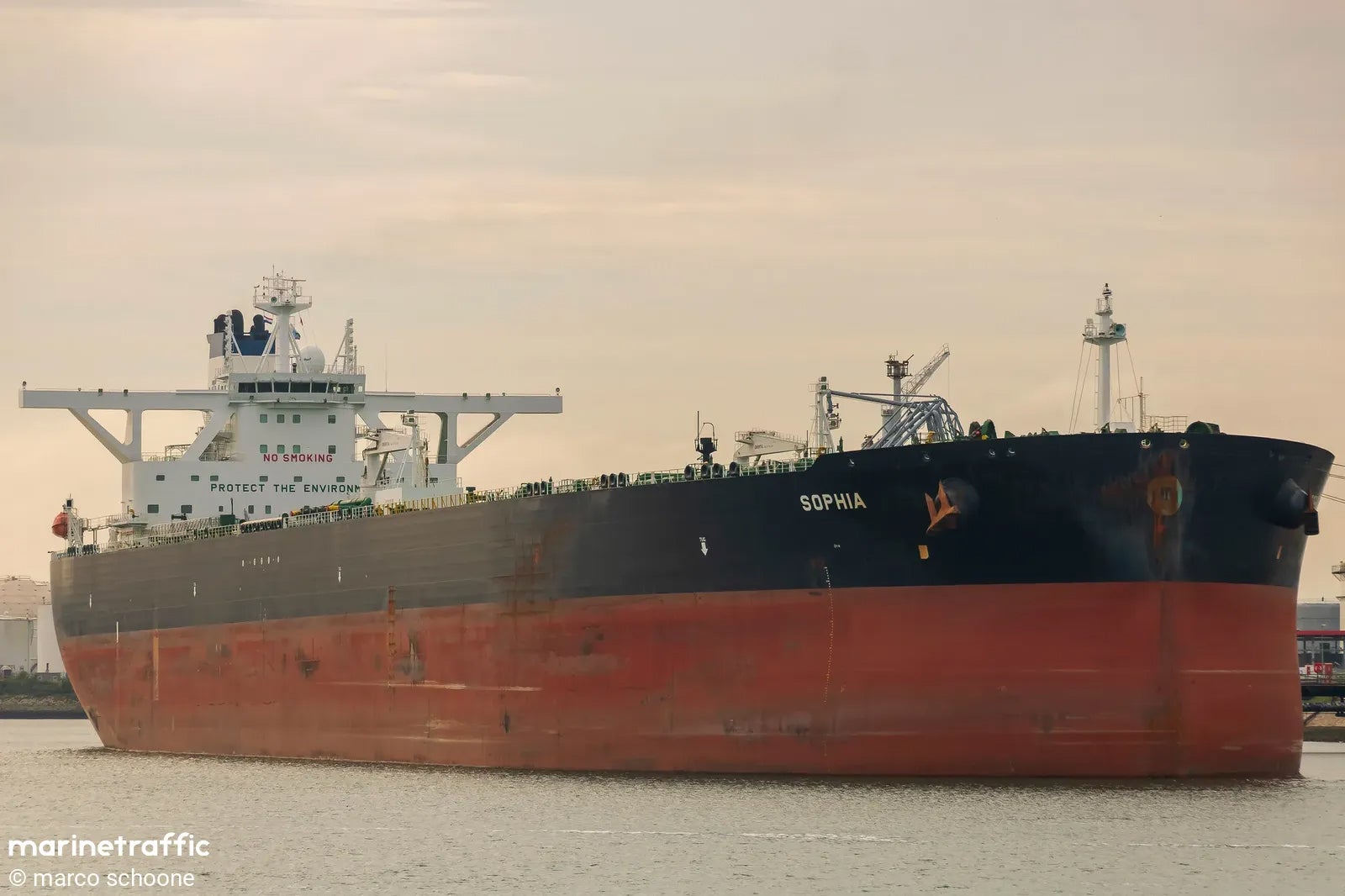 Imagen referida como M/T Sophia en cobertura de prensa
