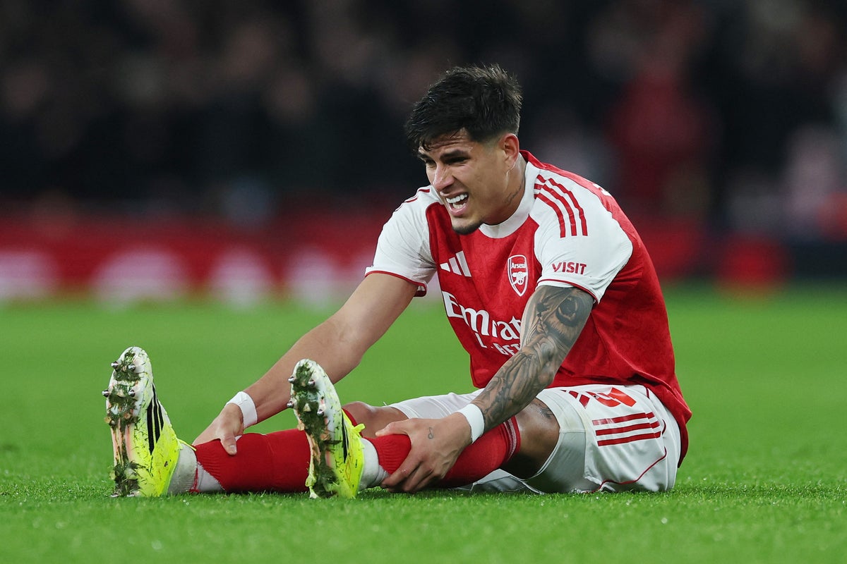 Arsenal suffer latest defensive injury blow as Piero Hincapie hobbles off against Liverpool Arsenal suffer latest defensive injury blow as Piero Hincapie hobbles off against Liverpool