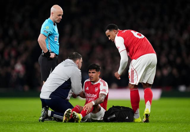 <p>Piero Hincapie receives treatment from Arsenal's club doctors</p>