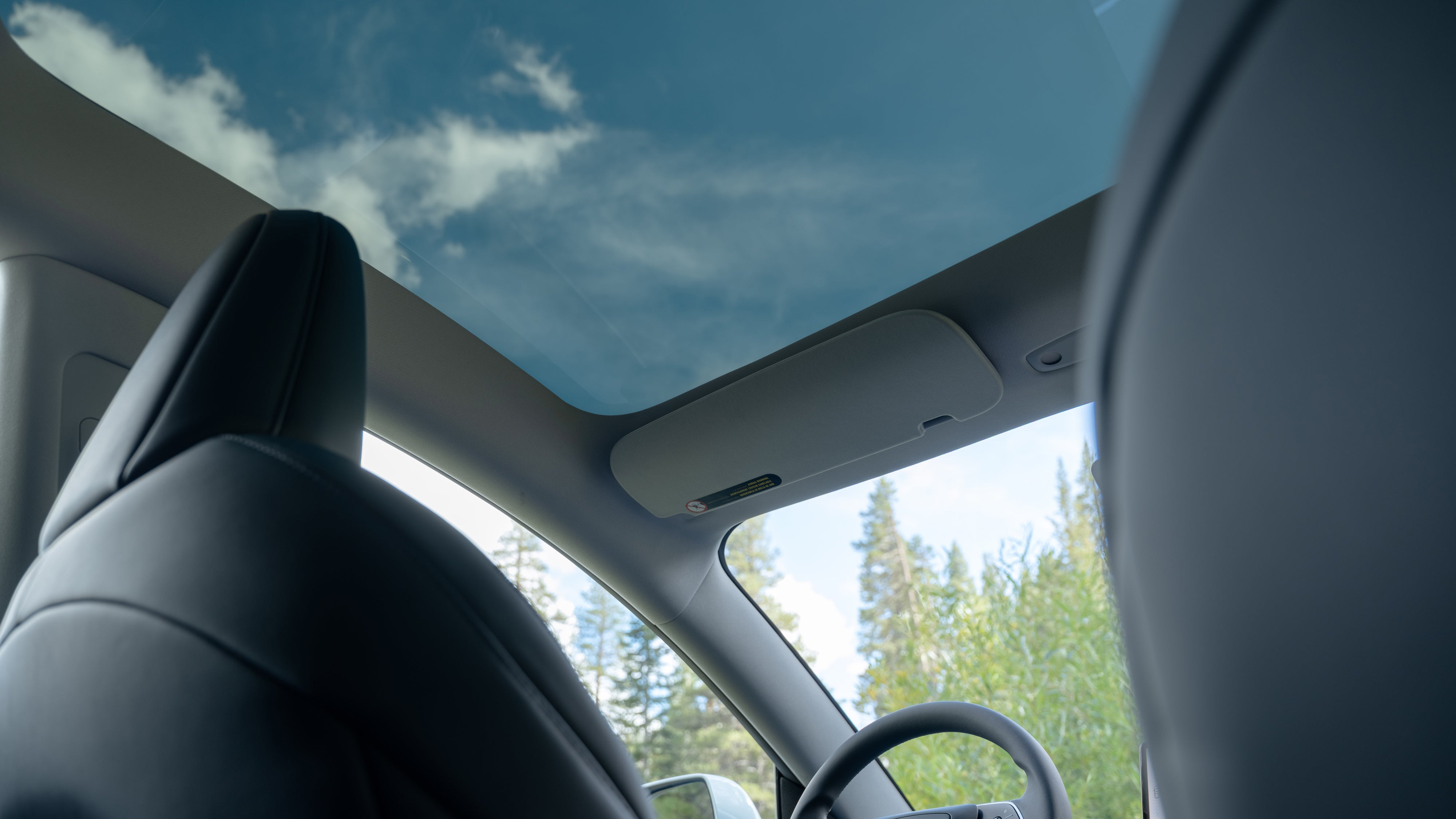 Ao contrário do Modelo Y Standard, o Modelo 3 Standard ainda possui teto de vidro.