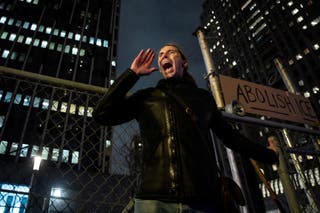 Um homem protesta contra o Departamento de Imigração e Alfândega (ICE) depois que Renee Nicole Goode, de 37 anos, foi morta a tiros em seu carro em Minneapolis, Nova York, EUA